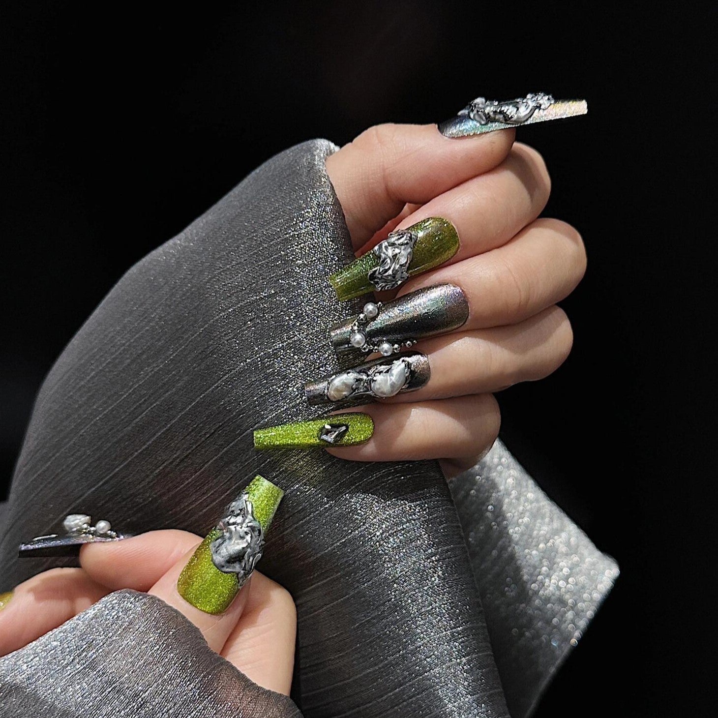 Siva Nail, Verde Vogue, Luxe Artistry, unghie pressate fatte a mano