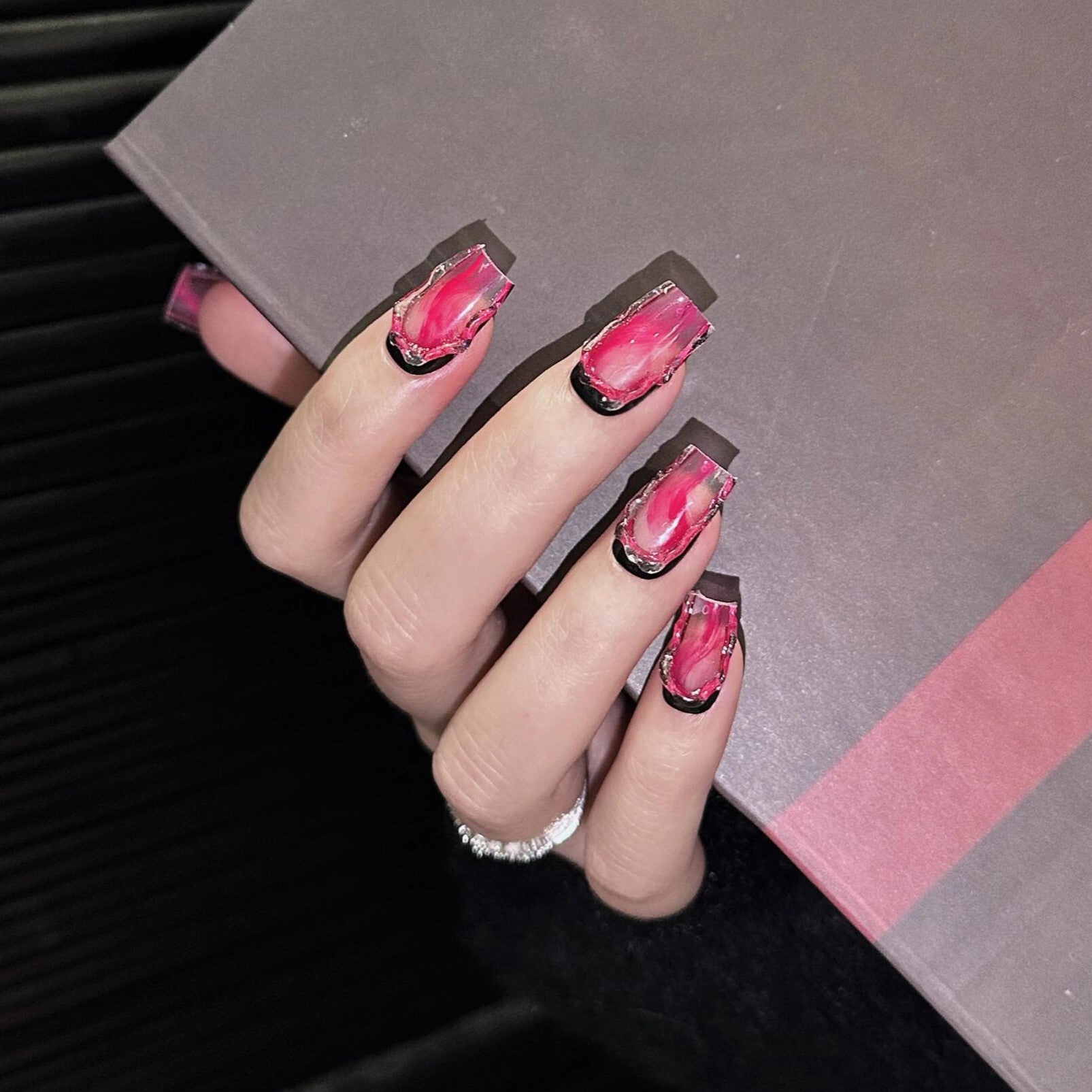 Siva Nail, Pink Fission, unghie finte pressate a mano in stile Edgy