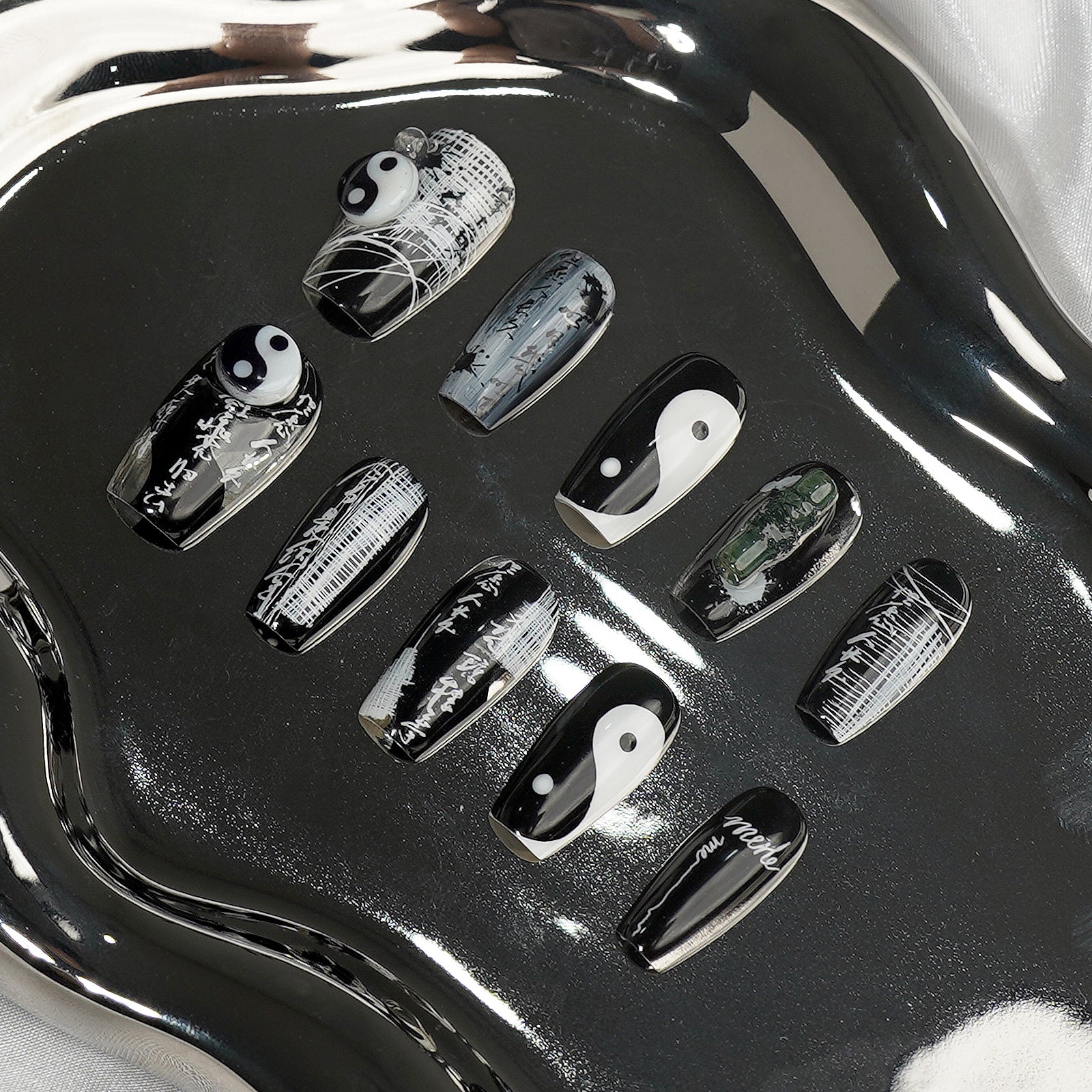 Siva Nail, Chaos, Armonia Bianco e Nero, Unghie Press on Fatte a Mano