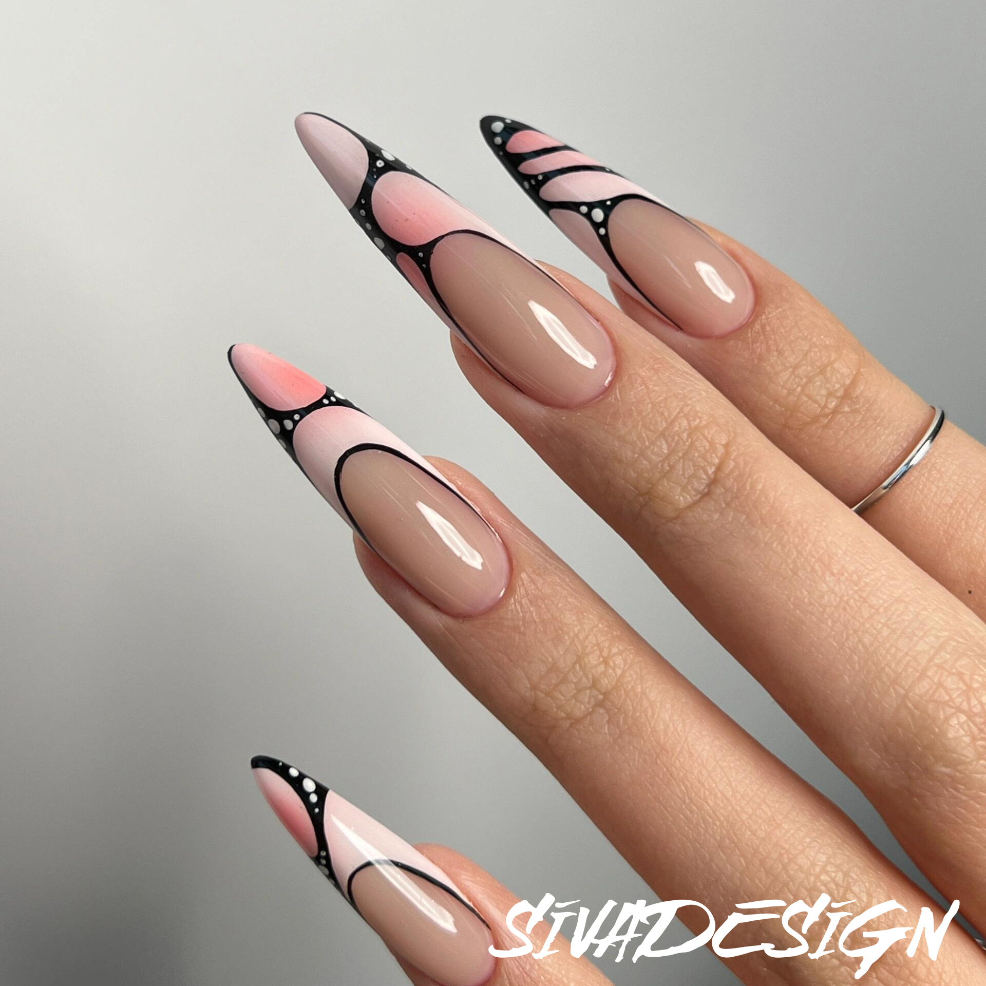 Siva Nail, Dreamweave, stiletto geometrico chic, unghie finte fatte a mano