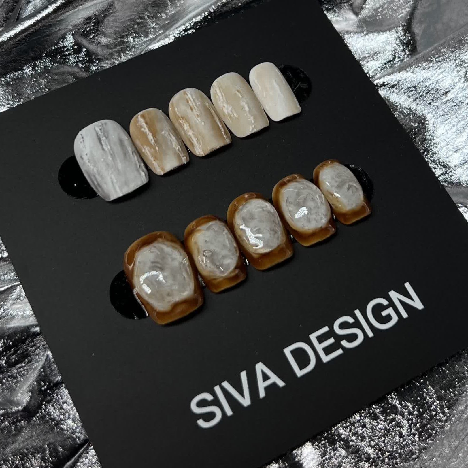 Siva Nail, sentiero di ciottoli, marmo rustico, unghie pressate fatte a mano