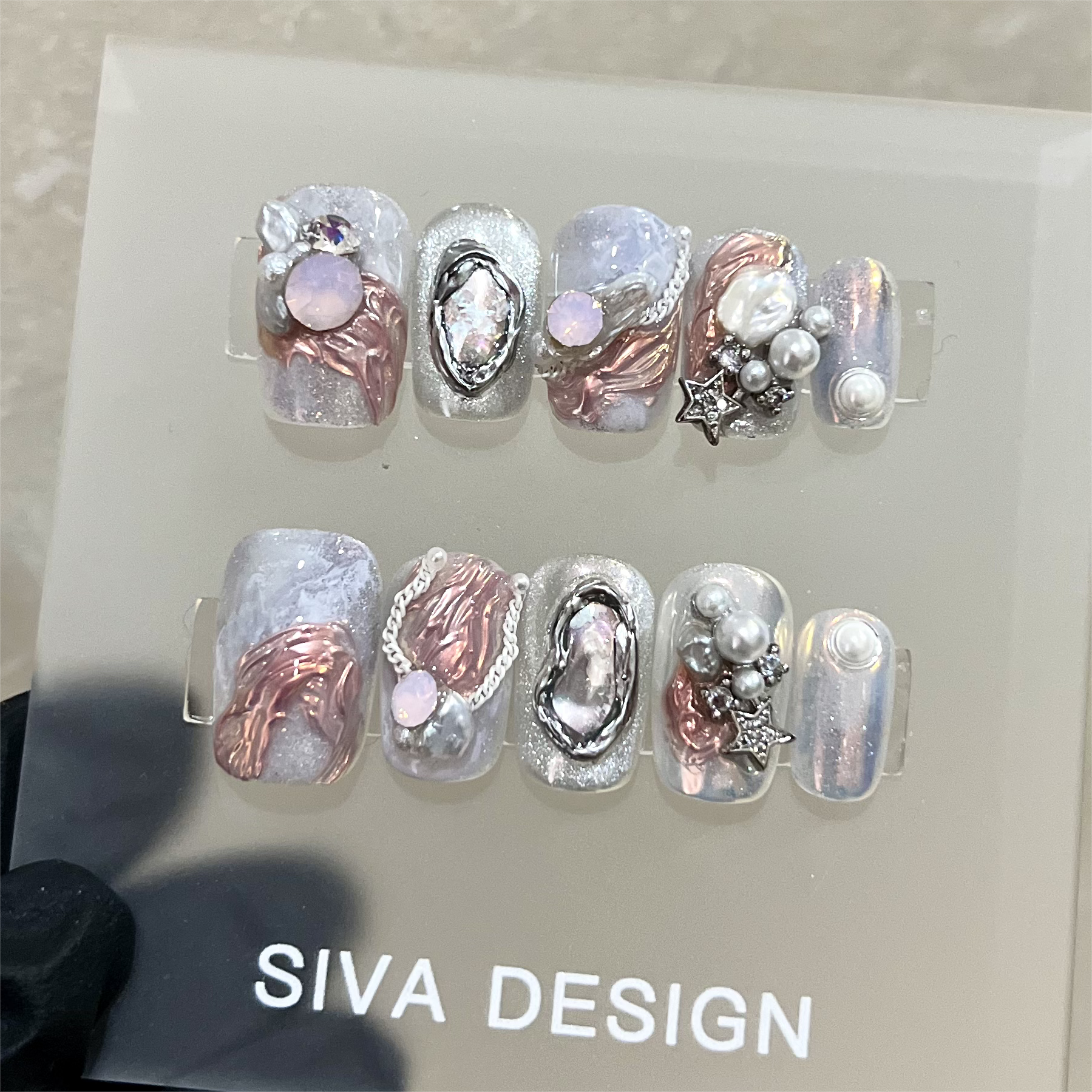 Siva Nail, perla rosa, unghie finte iridescenti fatte a mano