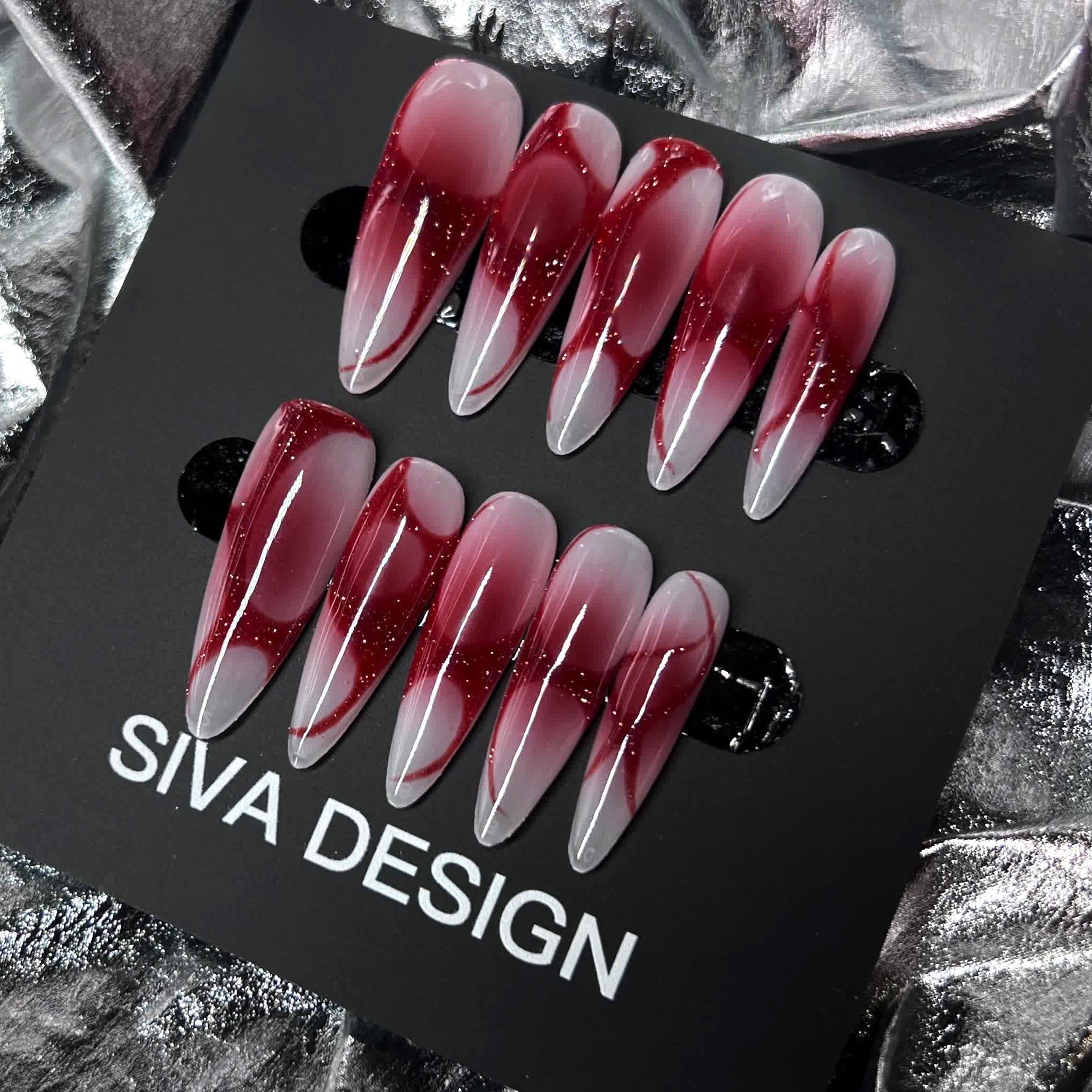 Siva Nail, onde bordeaux, eleganti unghie finte fatte a mano con sfumatura rossa