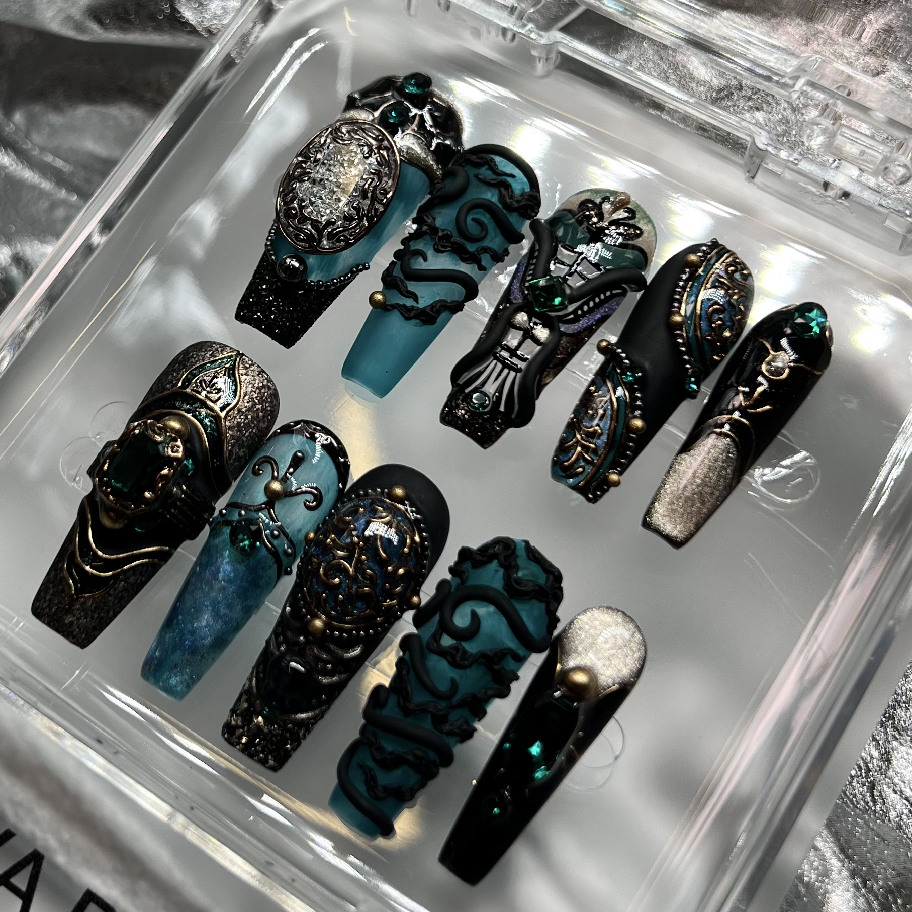 Siva Nail, Baroque Night, unghie stiletto pressate nere e verdi