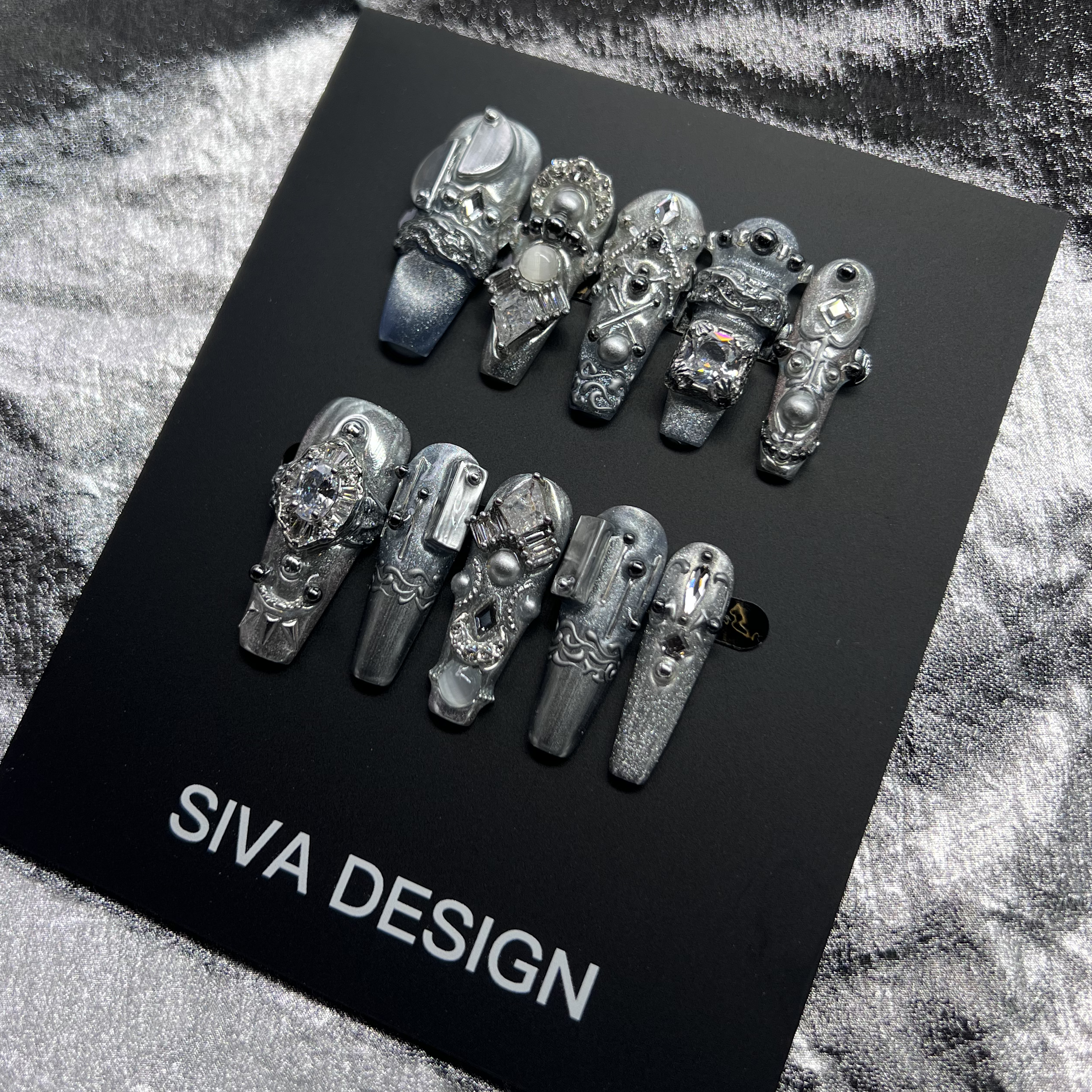 Siva Nail, Silver Reverie, unghie finte fatte a mano in stile barocco