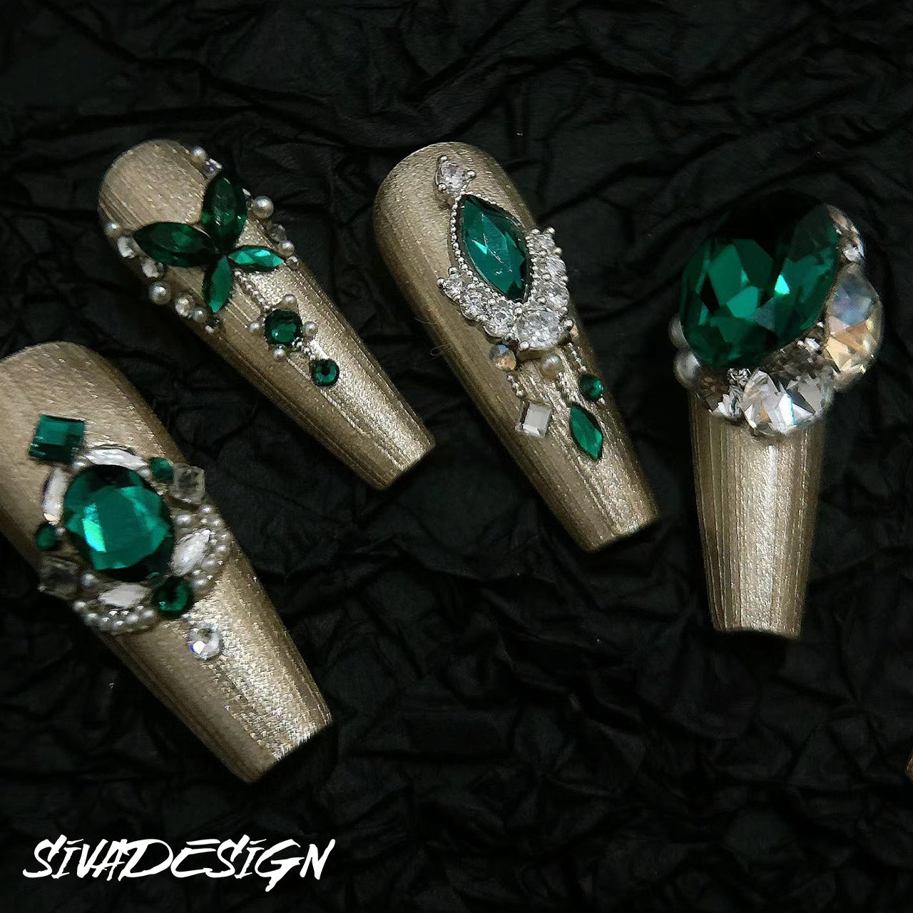 Siva Nail, Emerald Elegance, stile gioiello, unghie finte fatte a mano