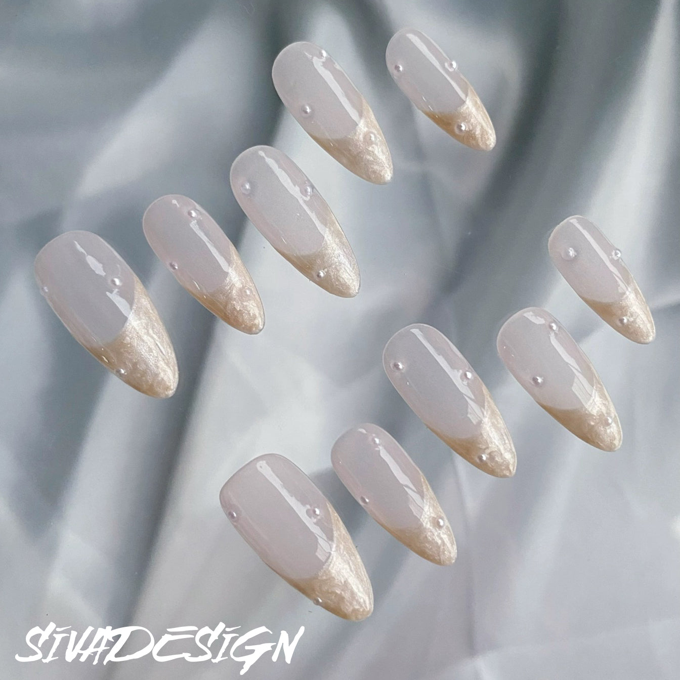 Siva Nail, Golden Sands, eleganti unghie finte fatte a mano