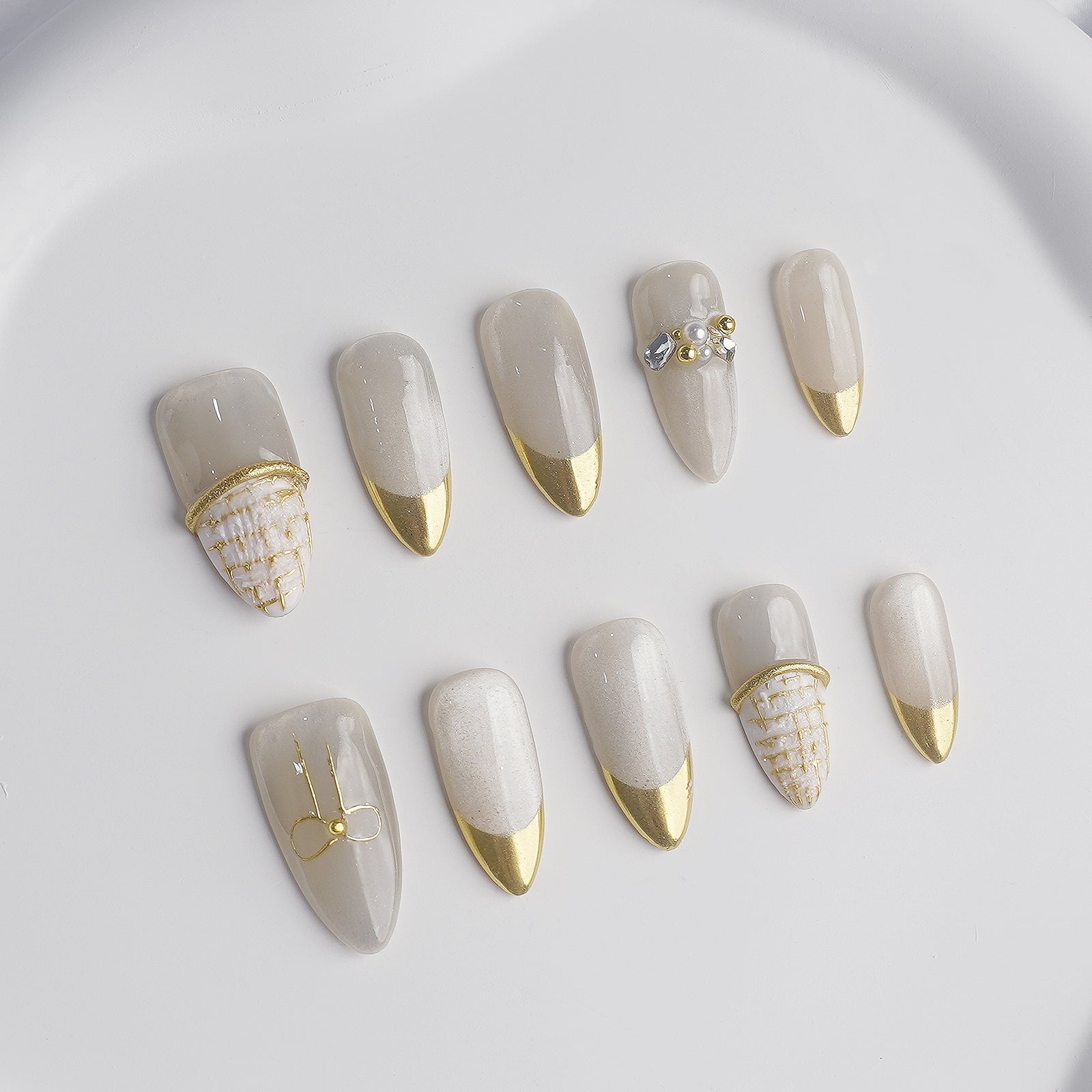 Siva Nail, Chateau cremoso, elegante accento di perle francesi, unghie finte fatte a mano