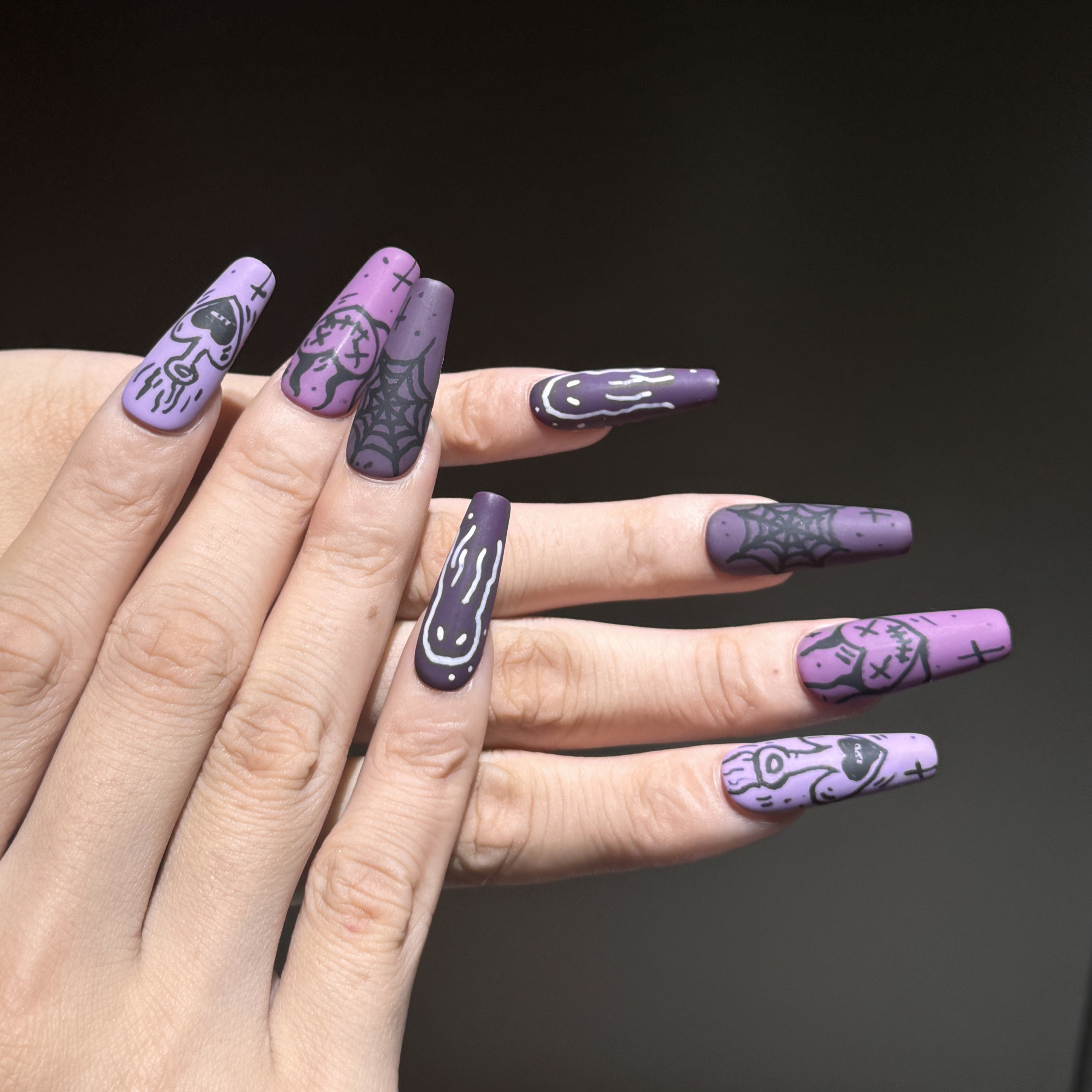 Siva Nail, glifi spettrali, atmosfere di Halloween, unghie finte fatte a mano