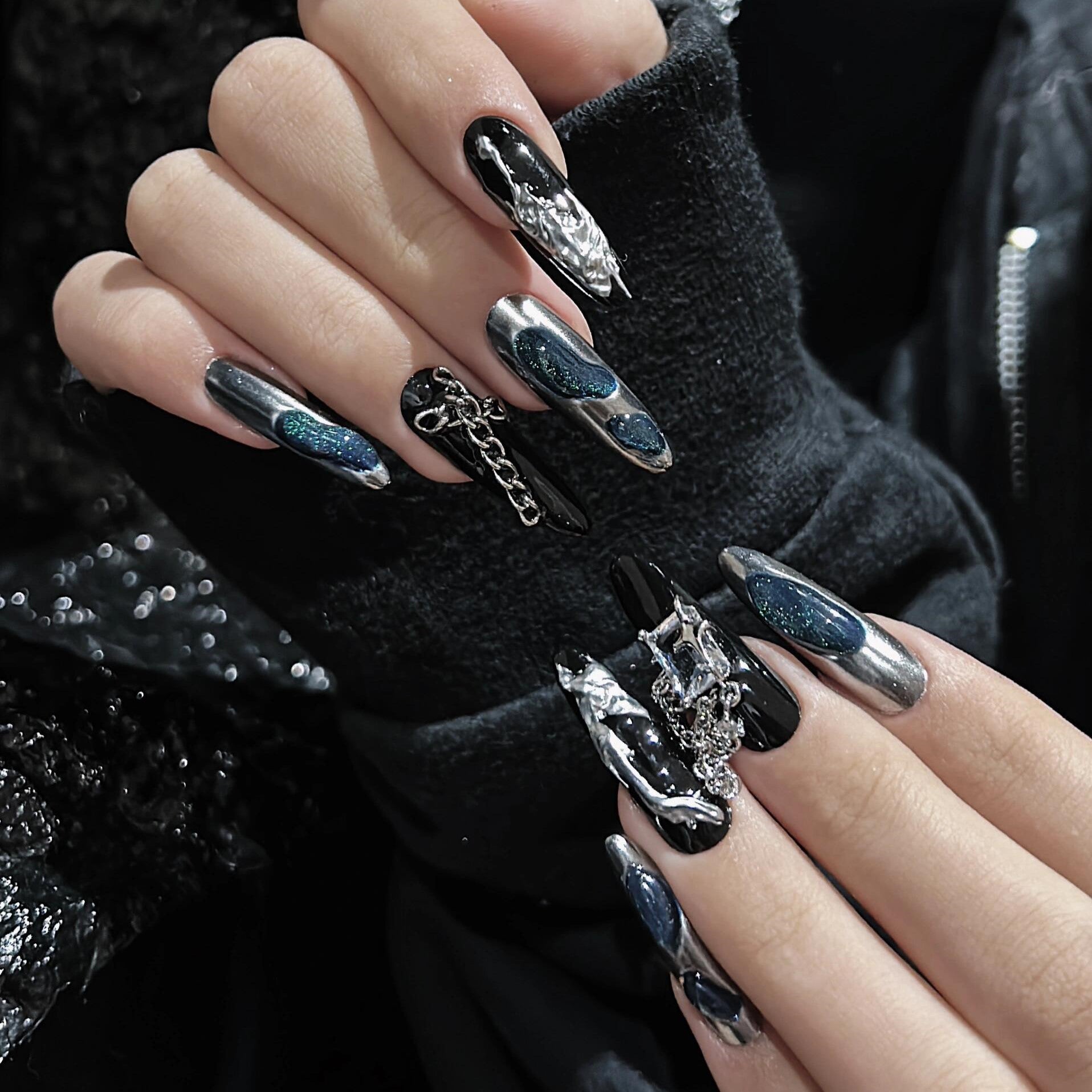 Siva Nail, Night Chain, Edgy Elegance, unghie finte fatte a mano