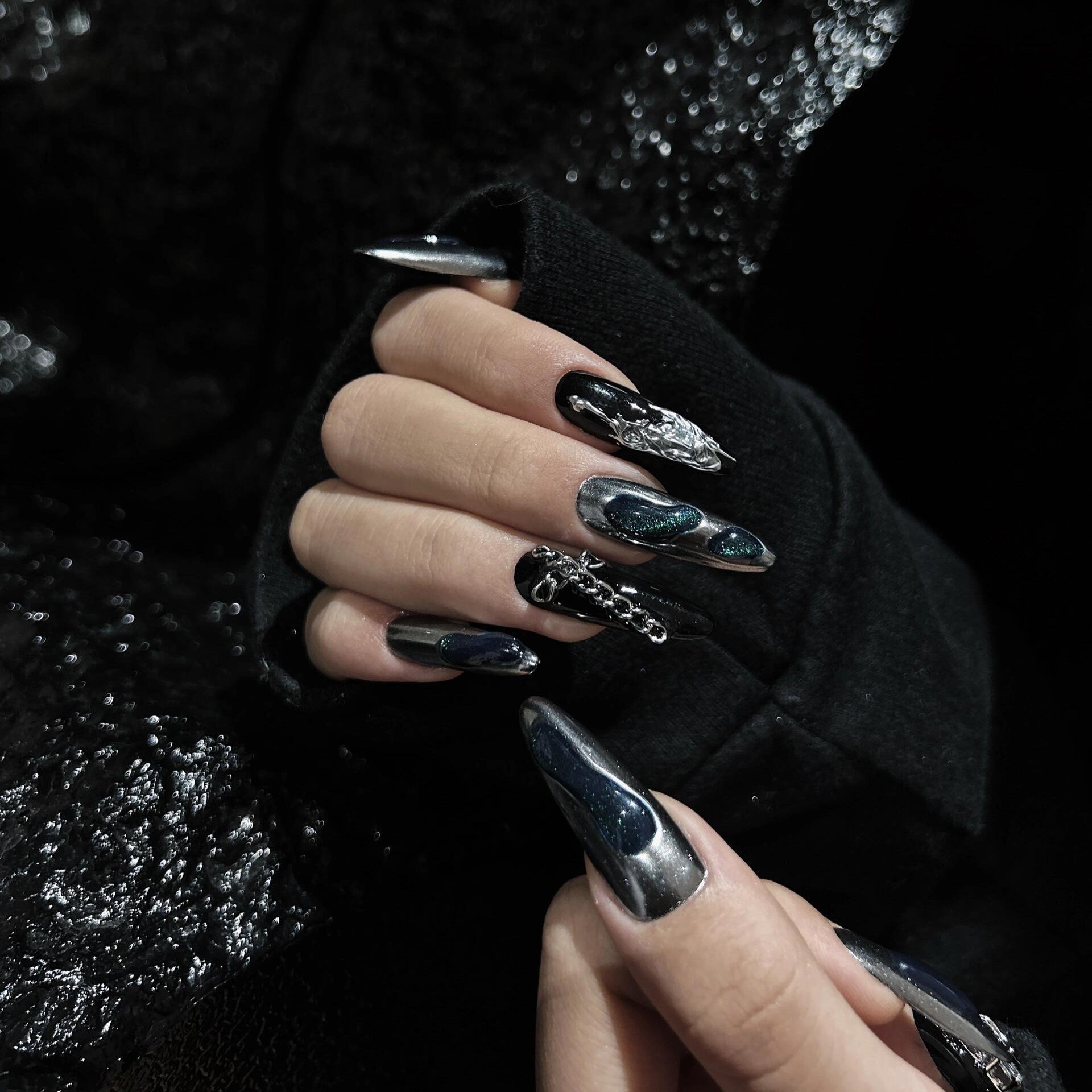 Siva Nail, Night Chain, Edgy Elegance, unghie finte fatte a mano