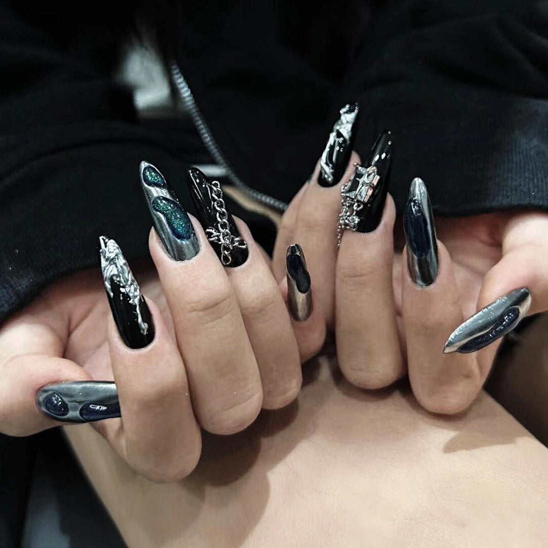 Siva Nail, Night Chain, Edgy Elegance, unghie finte fatte a mano