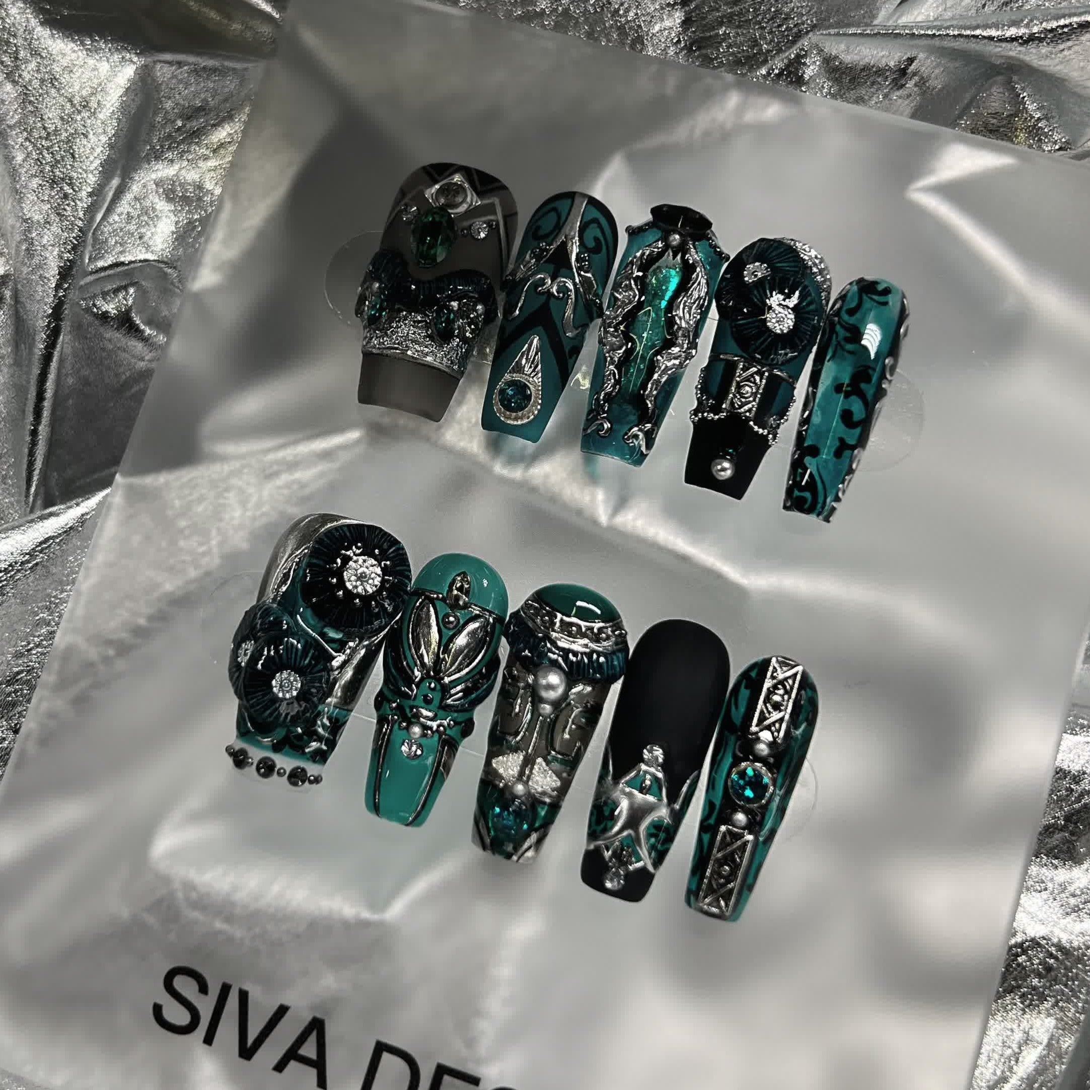 Siva Nail, Emerald Enchantment, unghie pressate fatte a mano gotiche