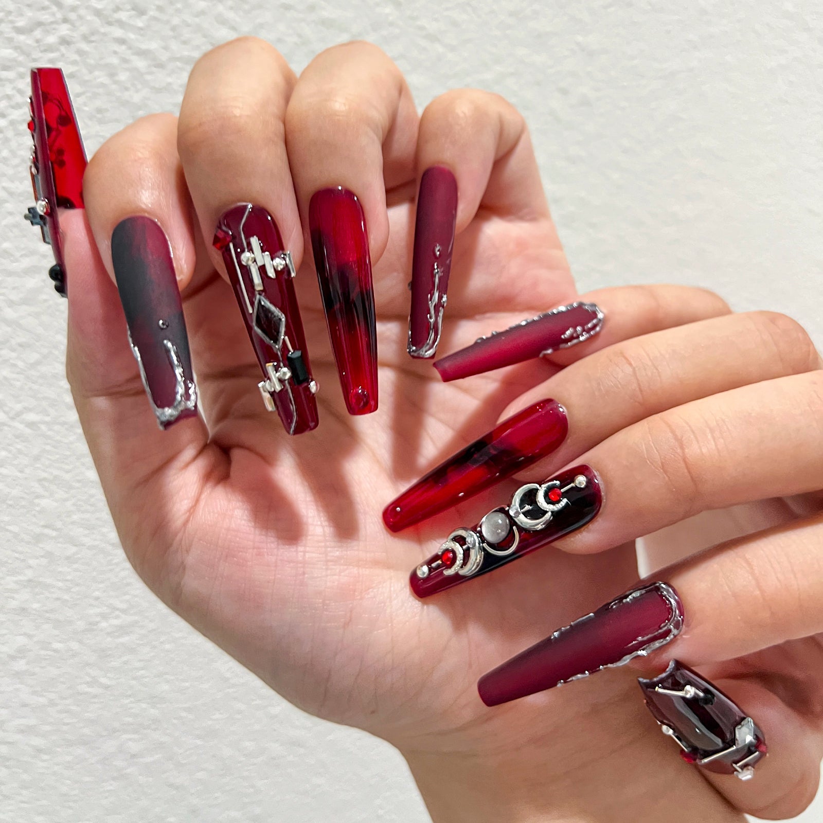 Siva Nail, Red Regalia, Regal Enchantment, unghie finte fatte a mano