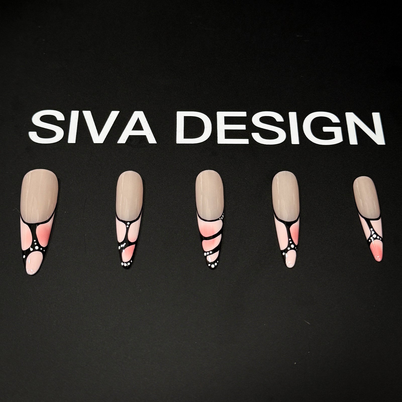 Siva Nail, Dreamweave, stiletto geometrico chic, unghie finte fatte a mano