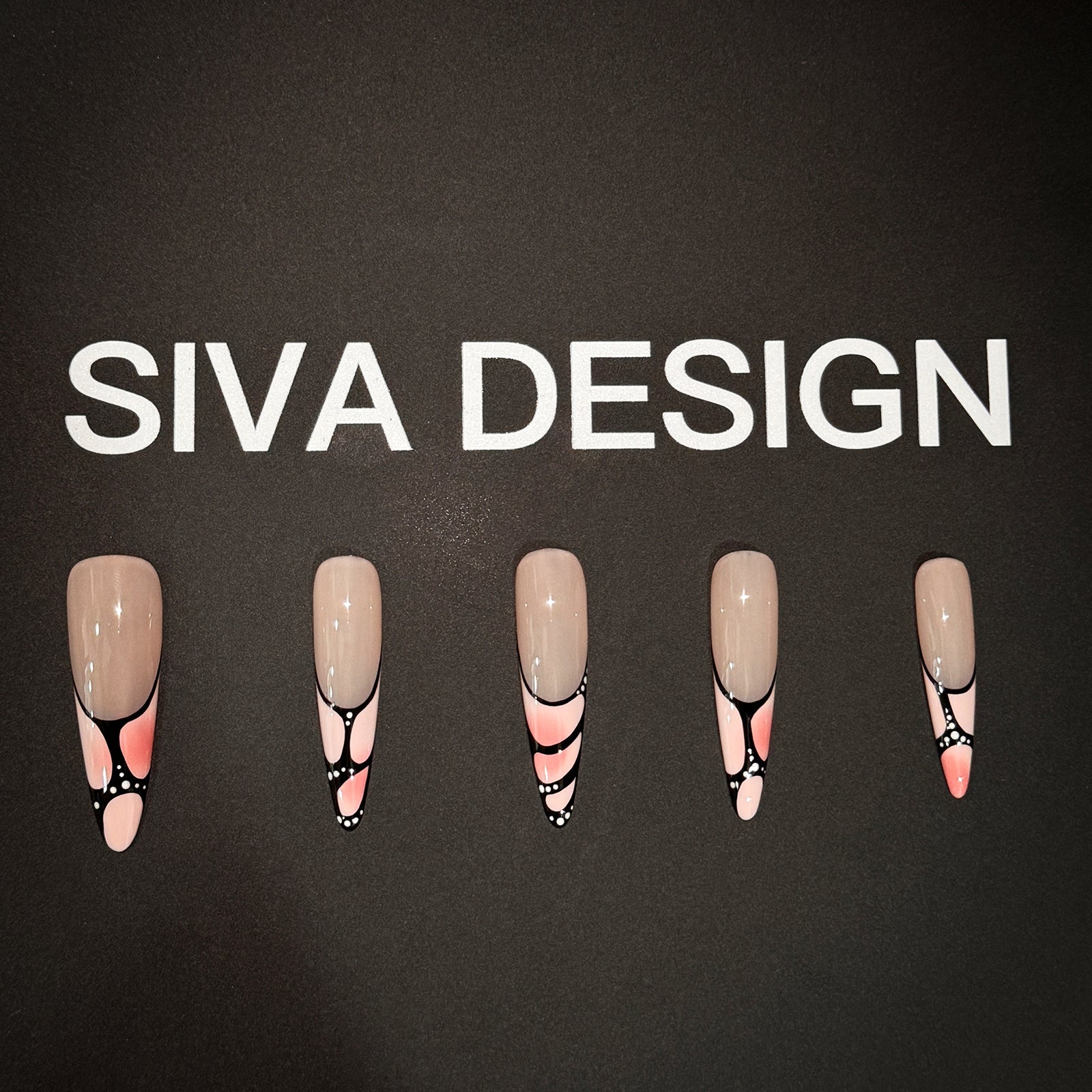 Siva Nail, Dreamweave, stiletto geometrico chic, unghie finte fatte a mano