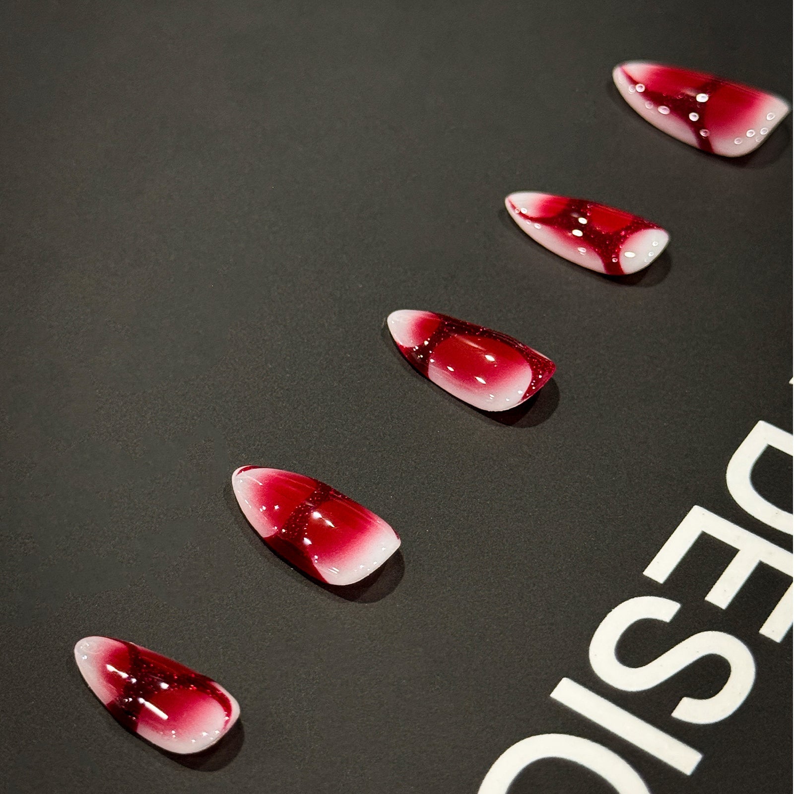 Siva Nail, onde bordeaux, eleganti unghie finte fatte a mano con sfumatura rossa