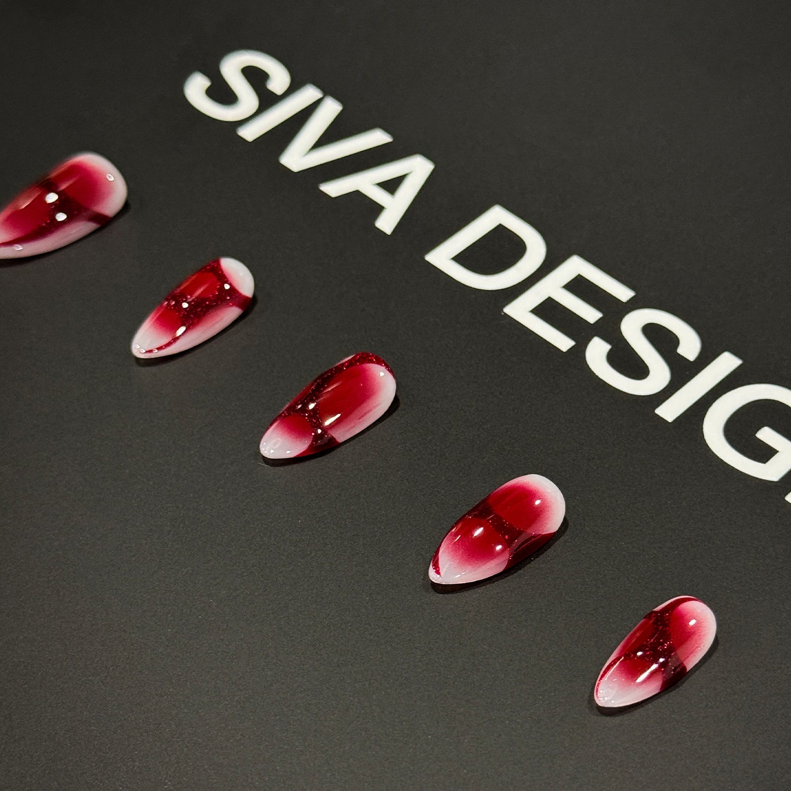 Siva Nail, onde bordeaux, eleganti unghie finte fatte a mano con sfumatura rossa