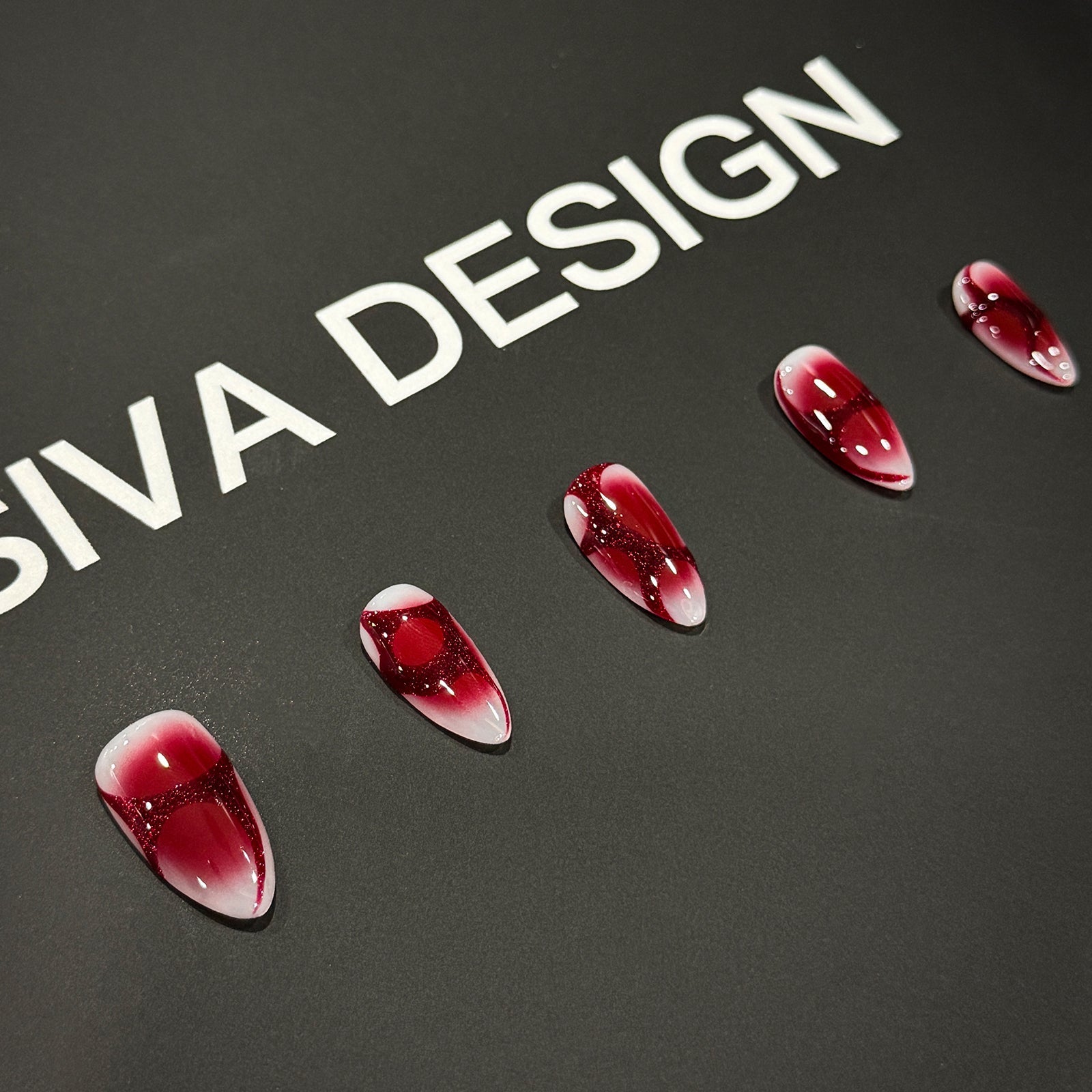 Siva Nail, onde bordeaux, eleganti unghie finte fatte a mano con sfumatura rossa