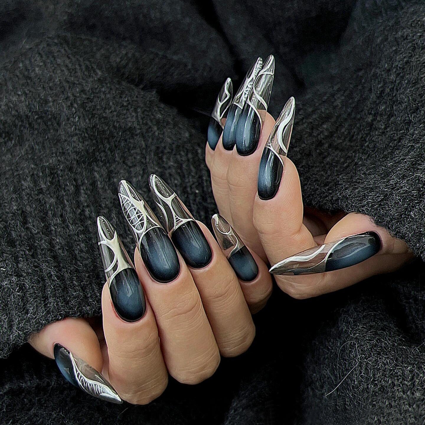 Siva Nail, argento mezzanotte, unghie pressate fatte a mano in stile futuristico