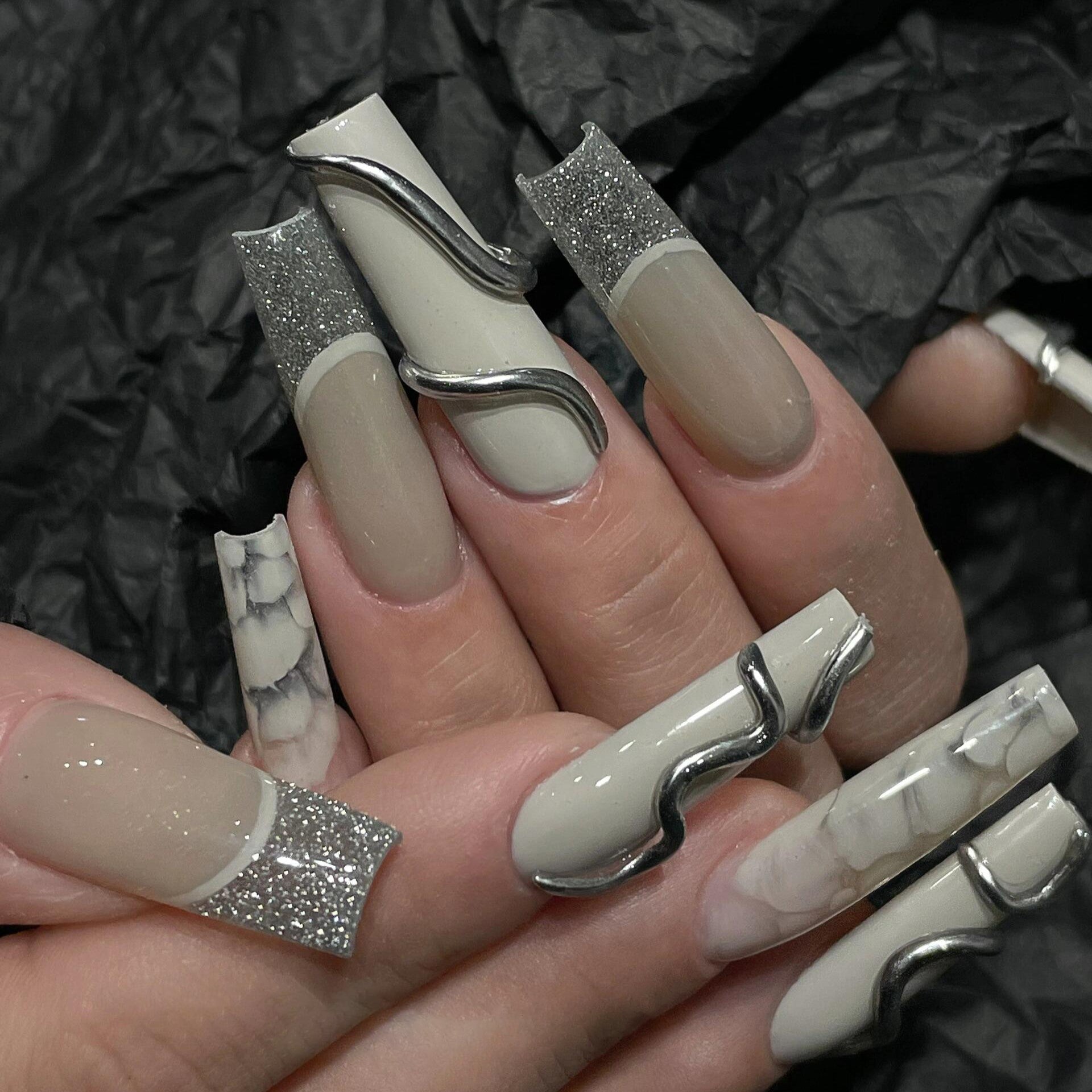 Siva Nail, Chrome Contours, unghie pressate fatte a mano in stile moderno ed elegante