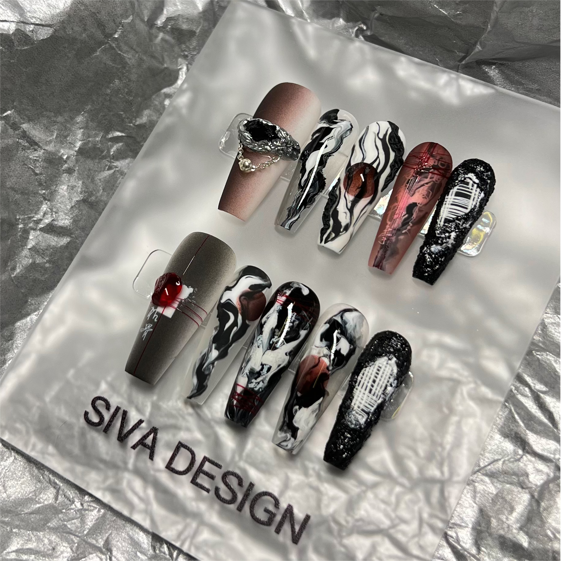 Siva Nail, Crimson Flow, unghie pressate fatte a mano in stile astratto