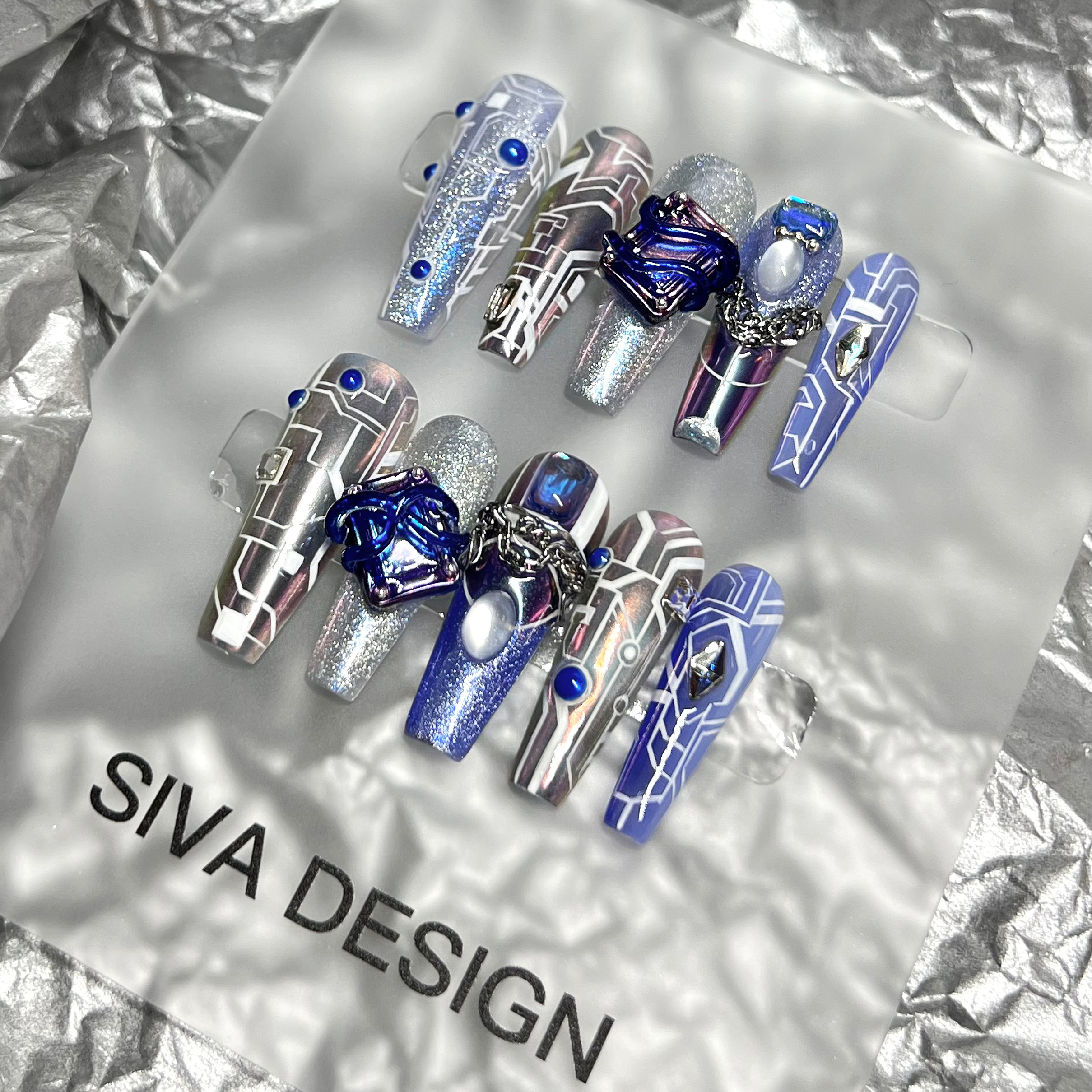 Siva Nail, Cyber ​​Balance, unghie pressate fatte a mano in stile futuristico