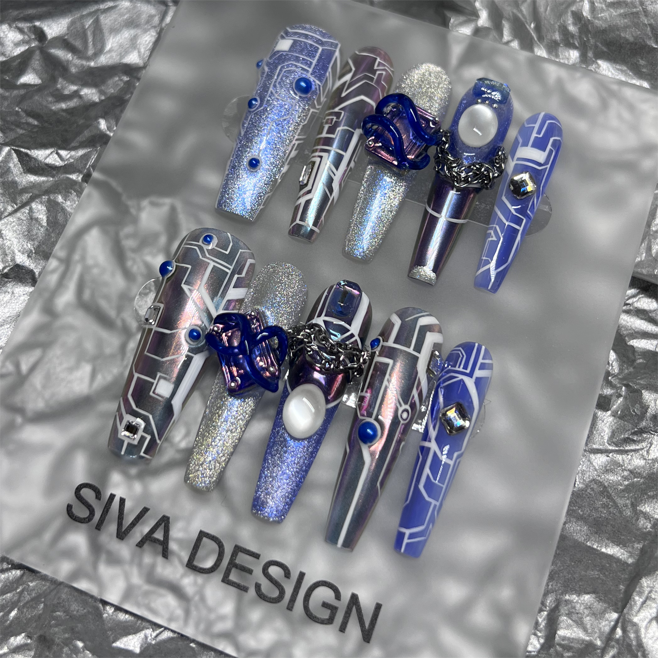 Siva Nail, Cyber ​​Balance, unghie pressate fatte a mano in stile futuristico