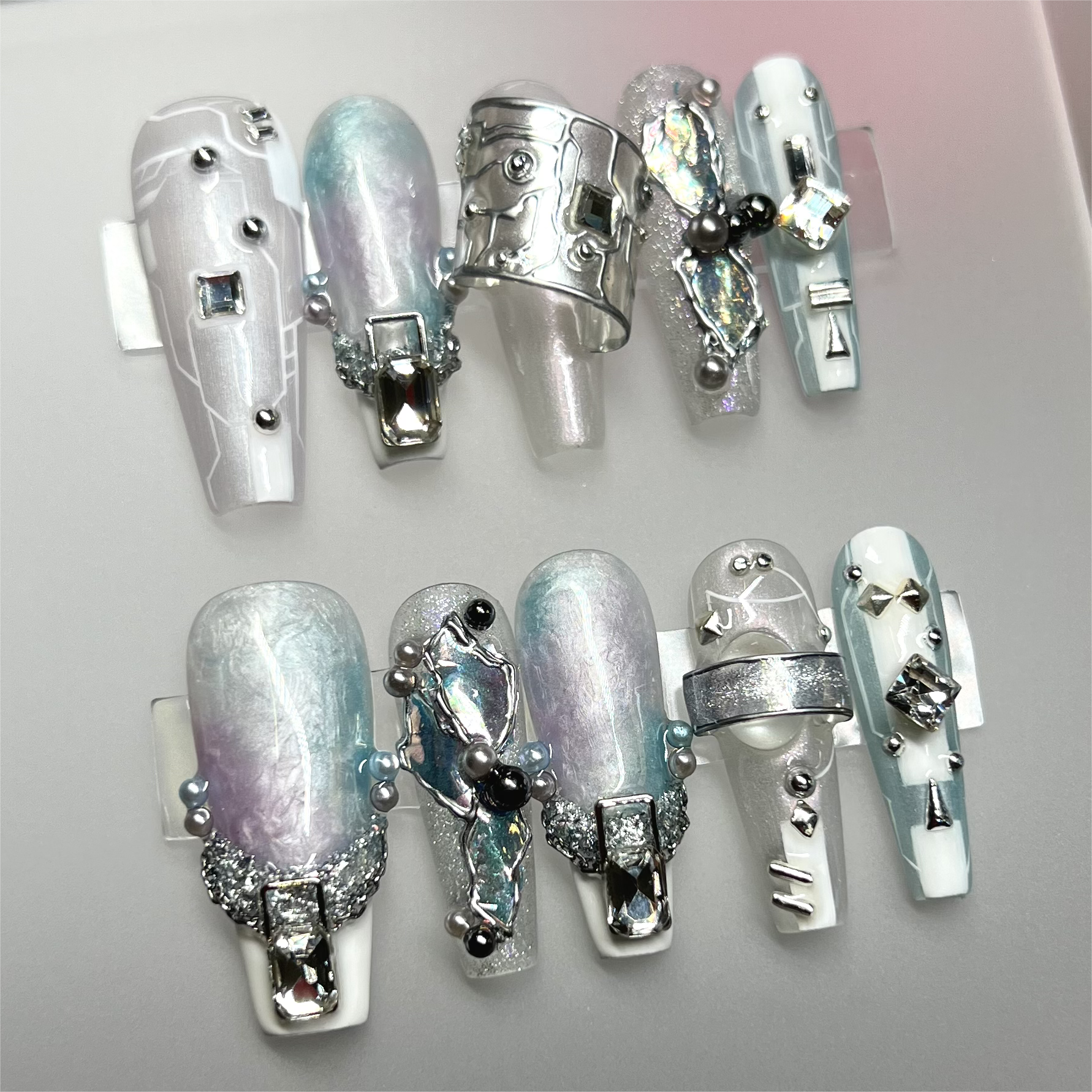 Siva Nail, Galactic Glimmer (Rosa), Unghie pressate fatte a mano in stile futuristico