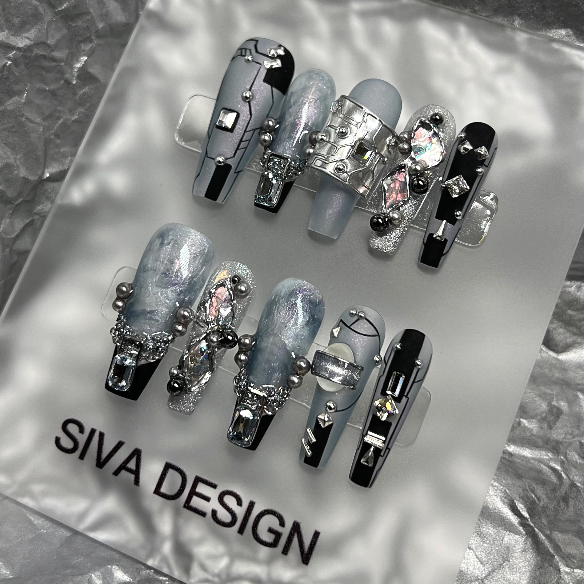 Siva Nail, Galactic Glimmer (nero), unghie finte fatte a mano in stile futuristico