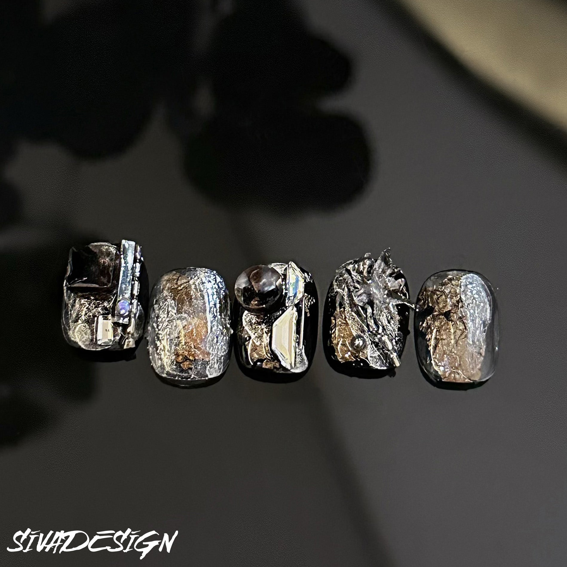 Siva Nail, Dark Enigma, stile metallico misterioso, unghie finte fatte a mano