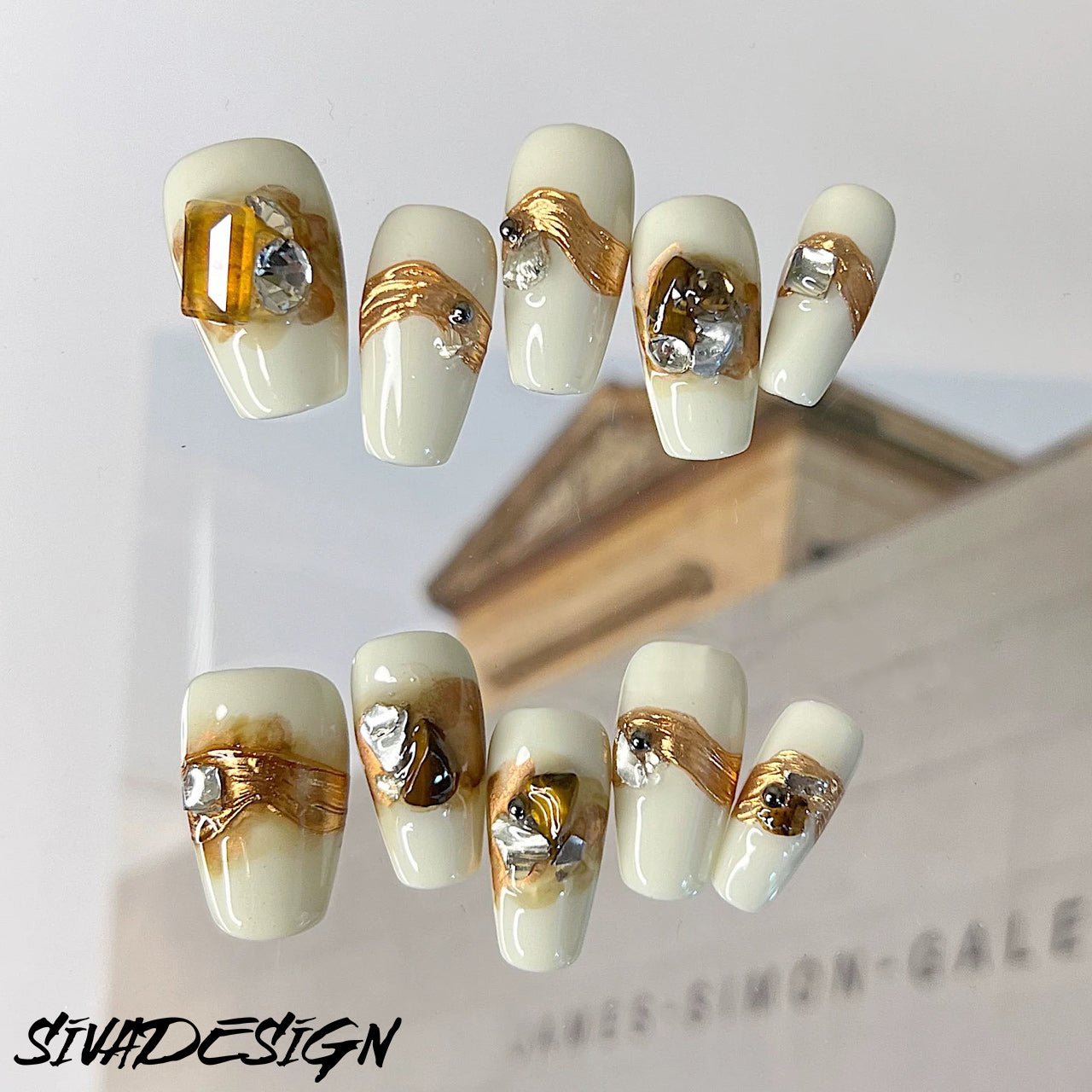 Siva Nail, Golden Embrace, unghie finte fatte a mano in stile Luxe