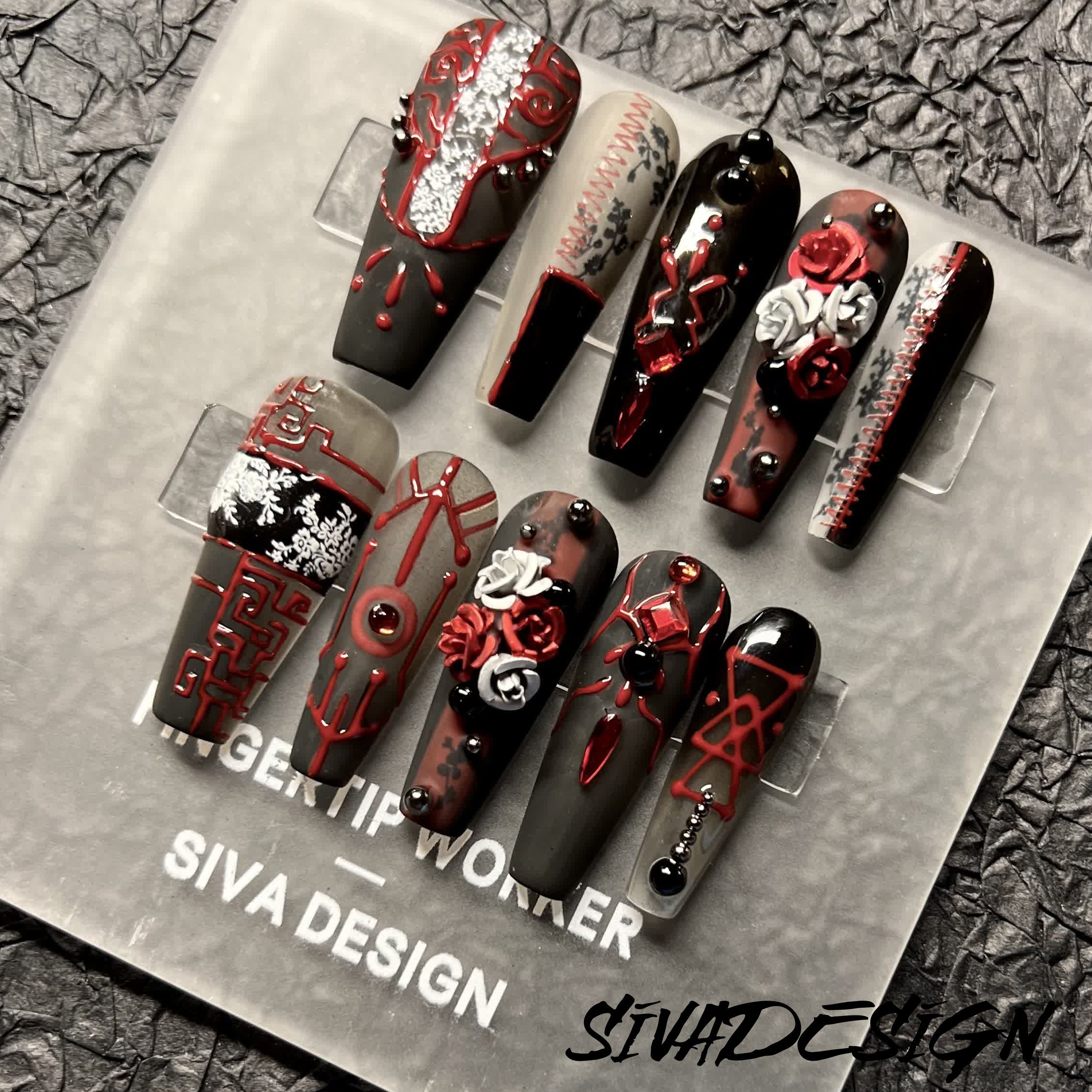 Siva Nail, simboli infuocati, unghie pressate fatte a mano gotiche