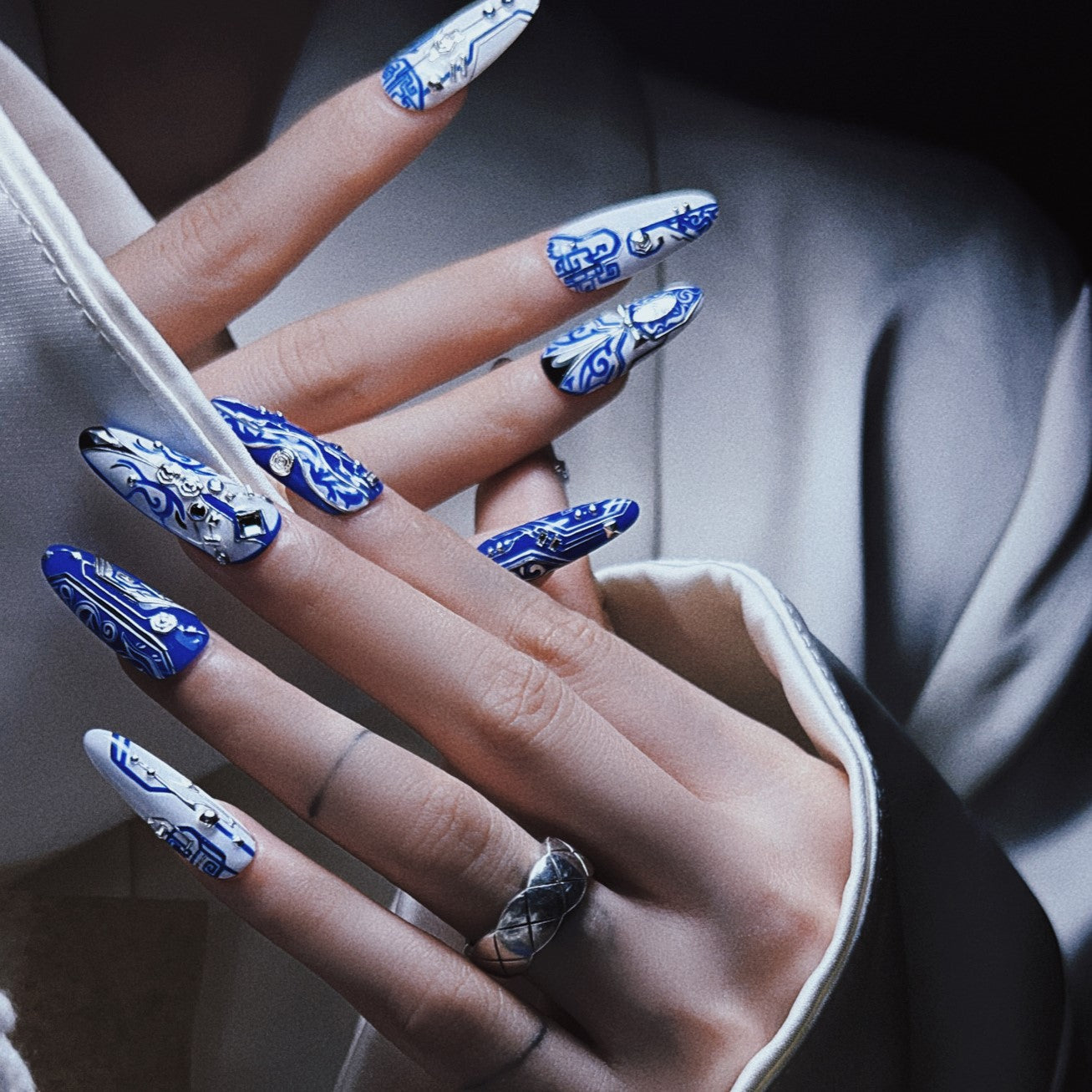 Siva Nail, Cyber ​​Porcelain, unghie pressate fatte a mano in stile futuristico