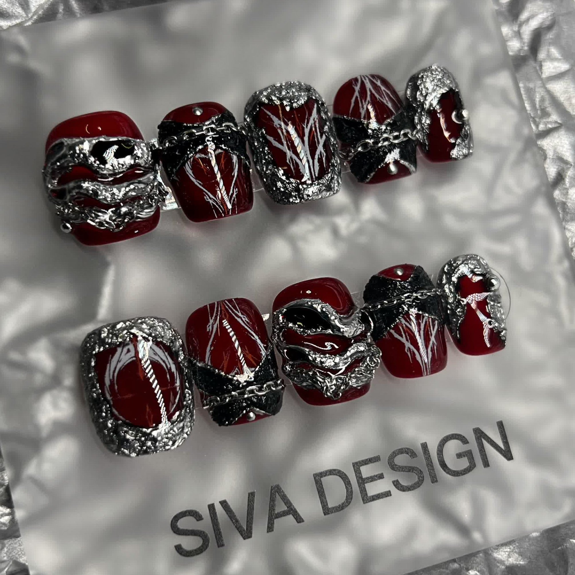 Siva Nail, Ruby Revelry, Regal Chains, unghie finte fatte a mano