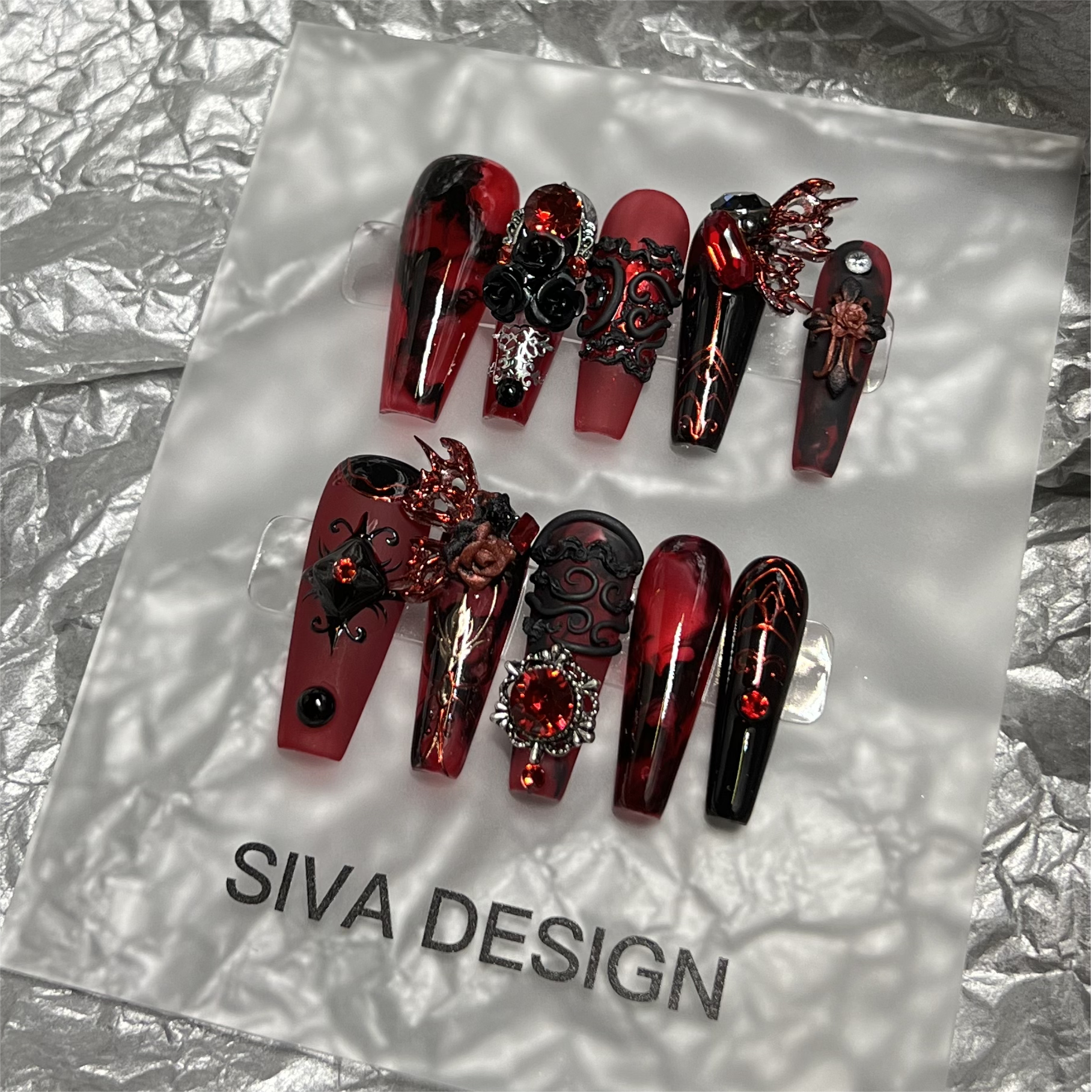 Siva Nail, Sixpence personalizzato, Gothic Romance, unghie pressate fatte a mano