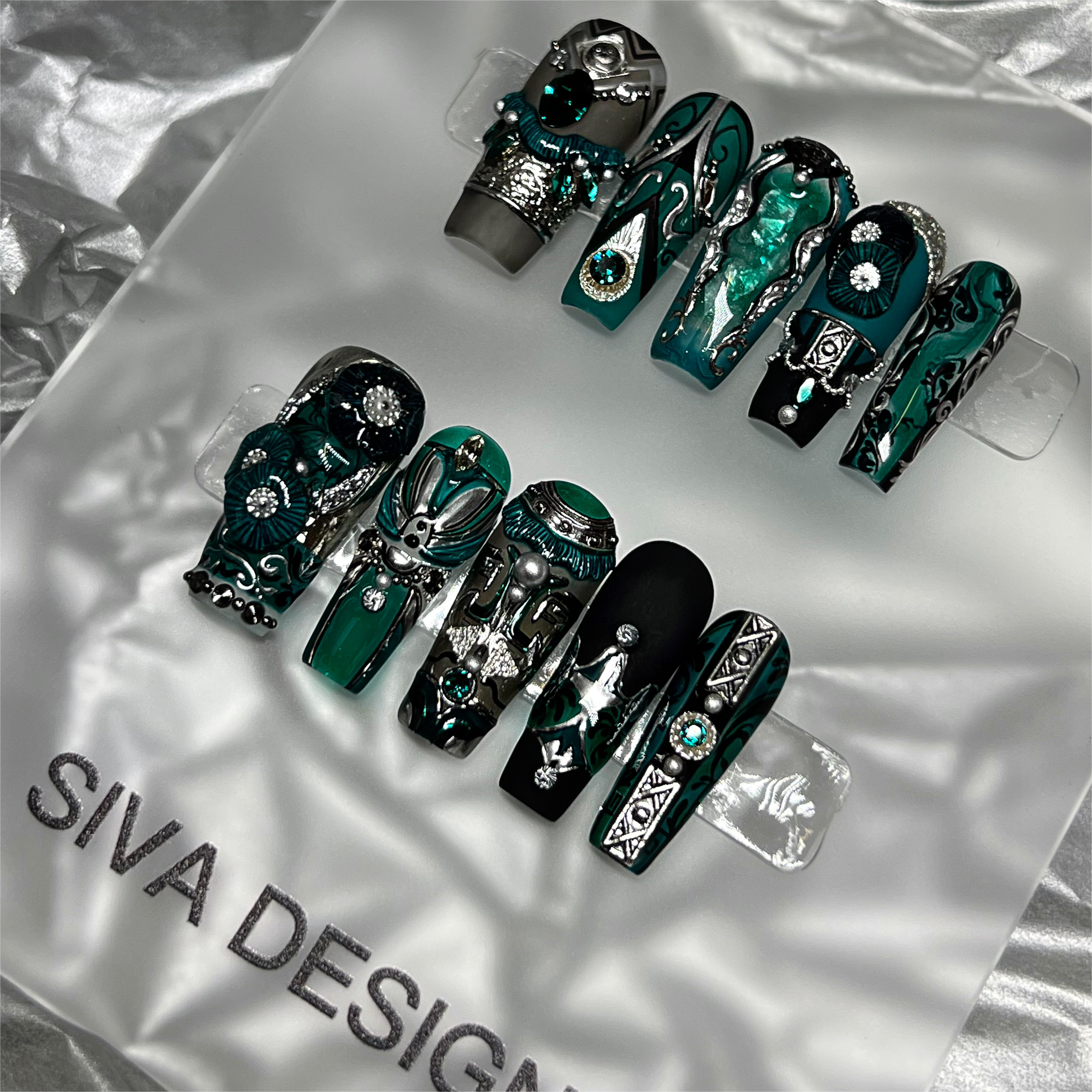 Siva Nail, Emerald Enchantment, unghie pressate fatte a mano gotiche