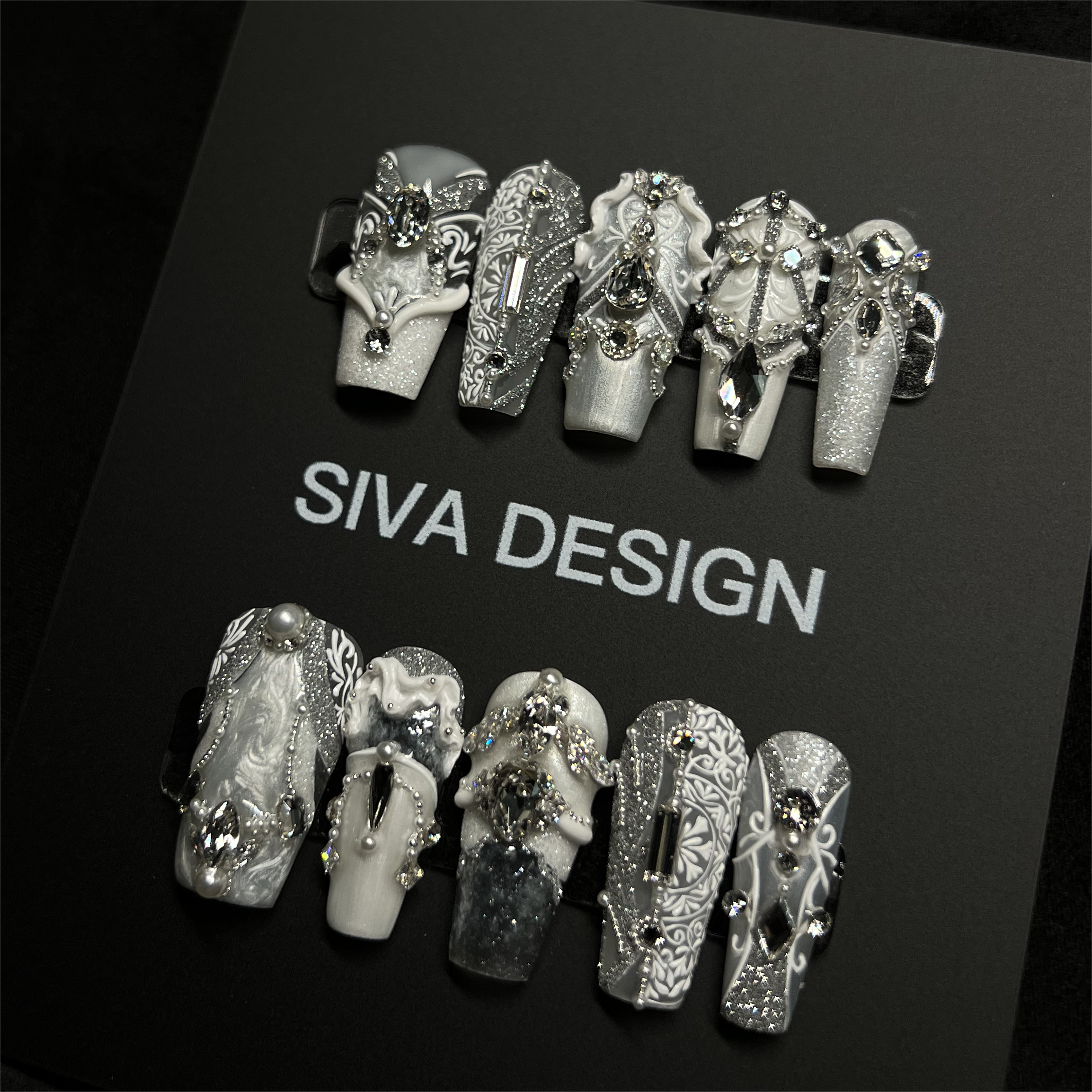 Siva Nail, eleganza barocca, unghie decorate fatte a mano