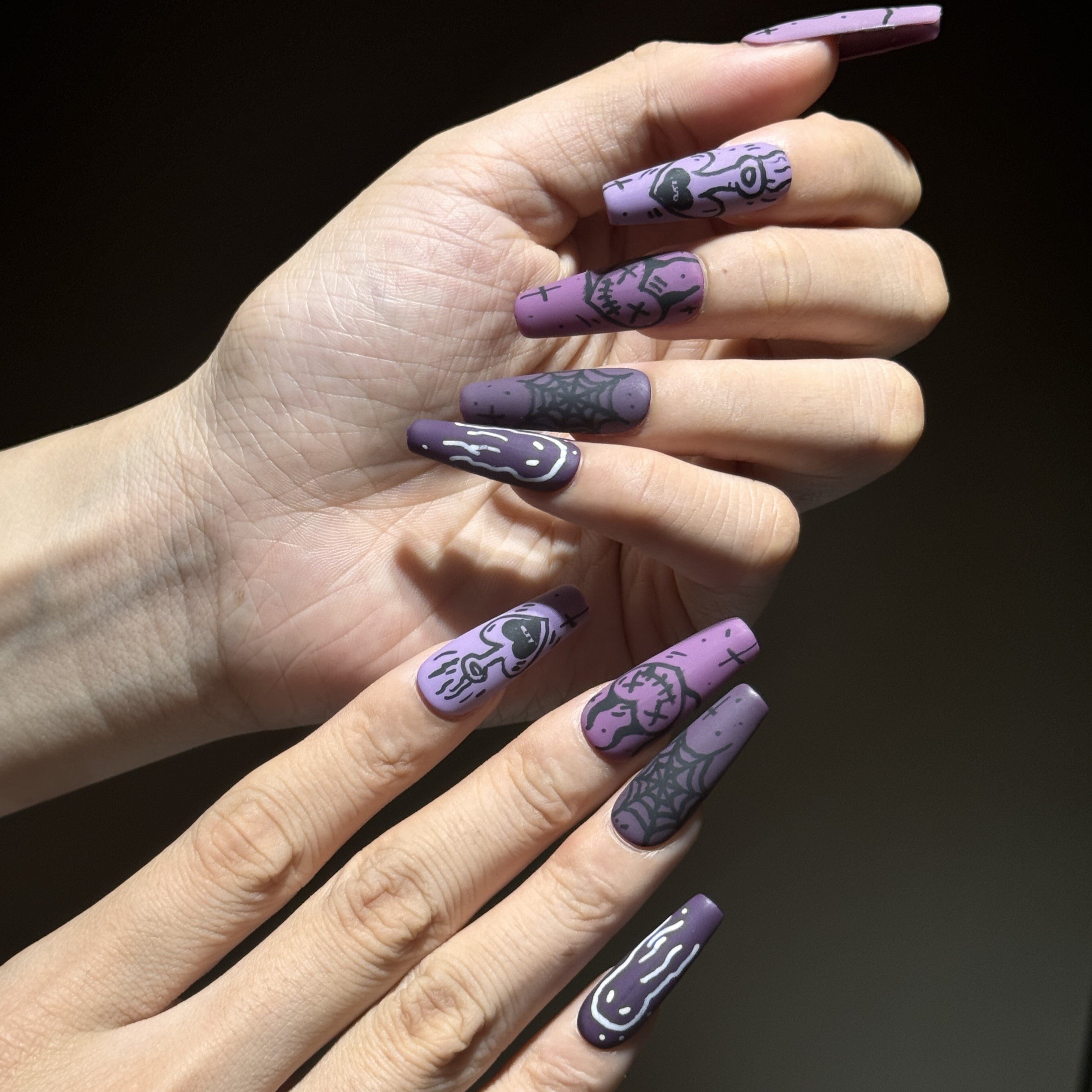 Siva Nail, glifi spettrali, atmosfere di Halloween, unghie finte fatte a mano