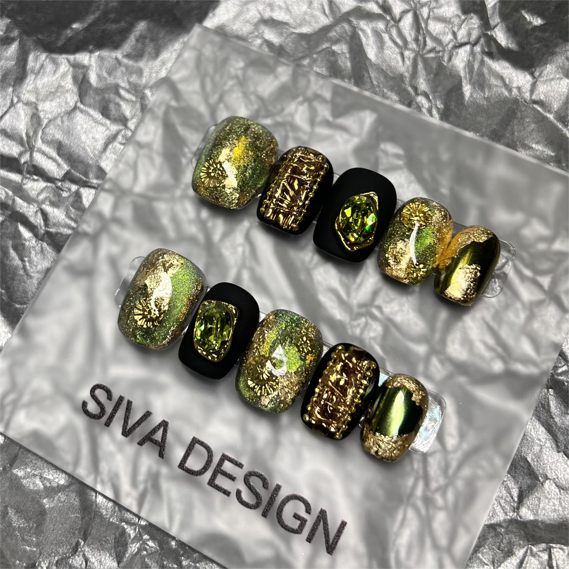 Siva Nail, Dopamine Green Glow, unghie finte fatte a mano in stile Vibrant Luxe