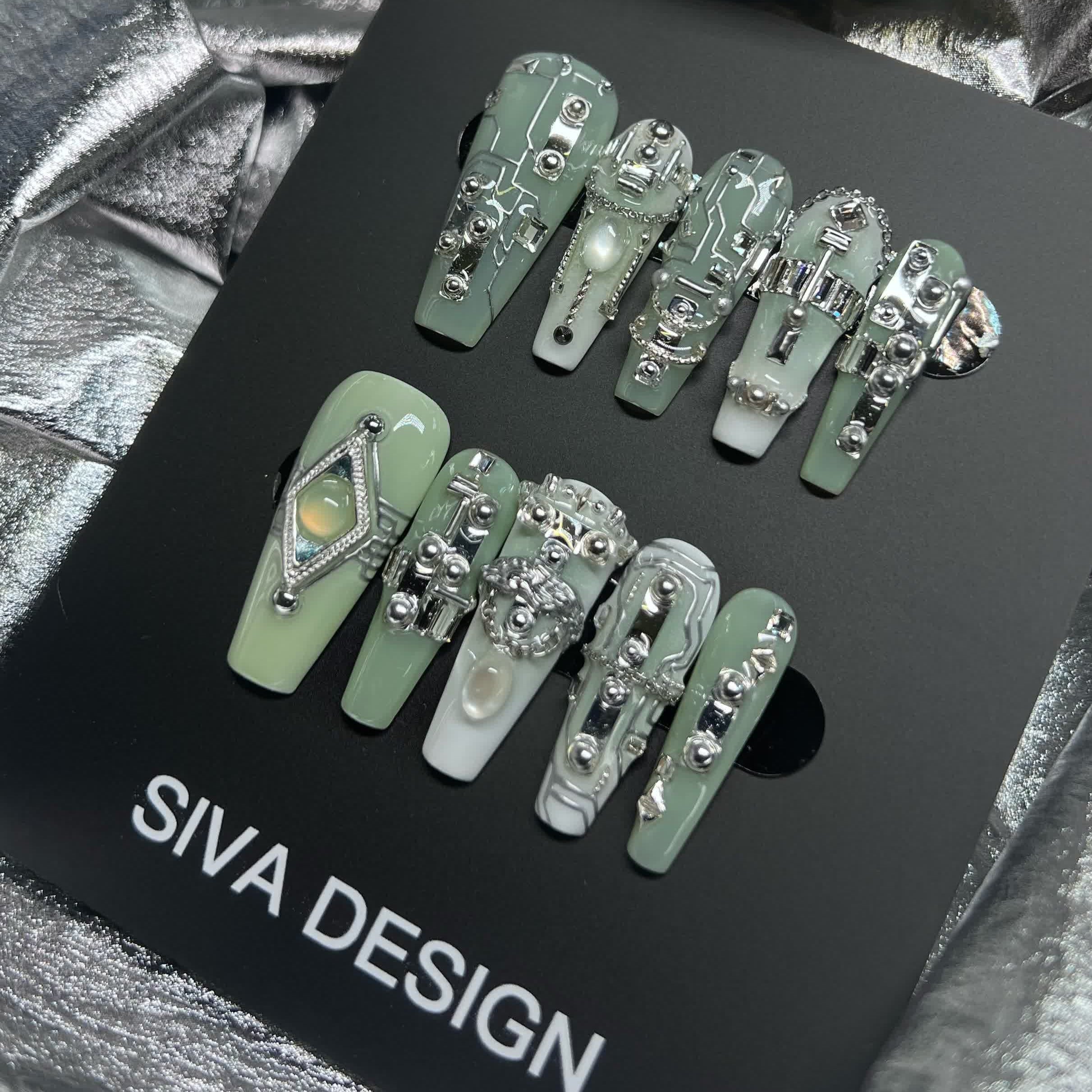 Siva Nail, Sage Nails (verde), Futuristic Glam, unghie finte fatte a mano