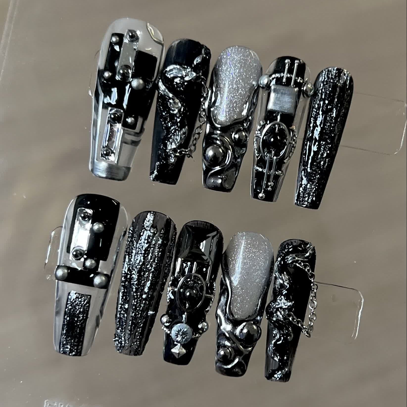 Siva Nail, Midnight Chains, unghie finte fatte a mano in stile Gothic Metal