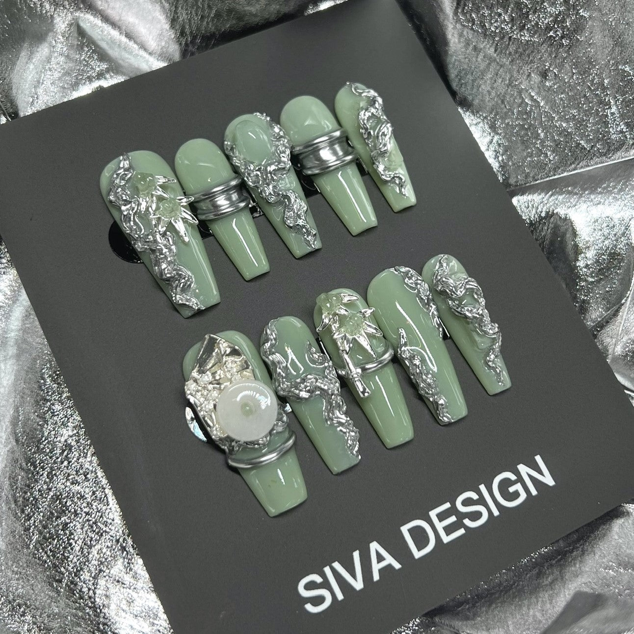 Siva Nail, Green Mystique, accenti metallici, unghie finte fatte a mano