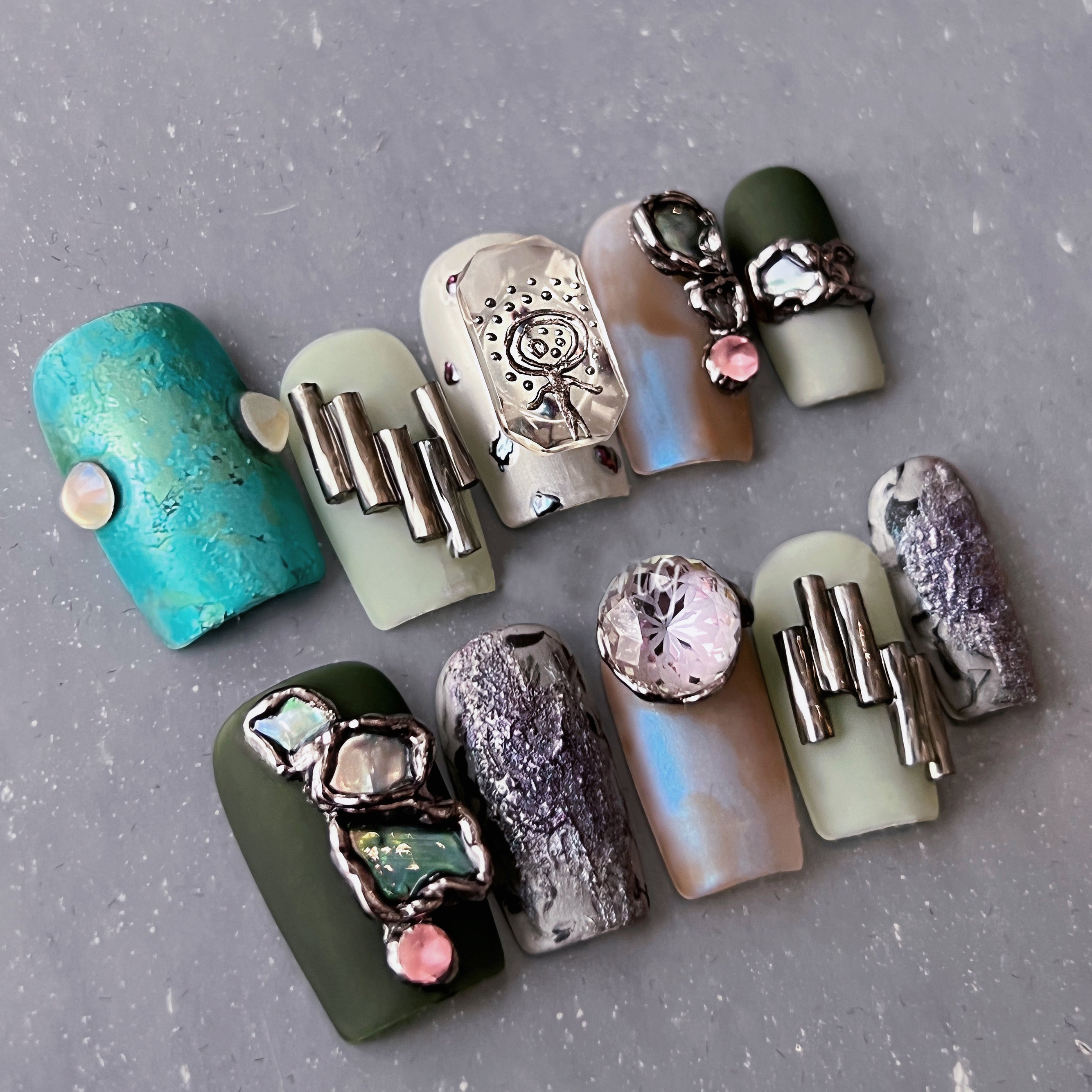 Siva Nail, fermaglio con pietre preziose, Artisan Treasure, unghie pressate fatte a mano