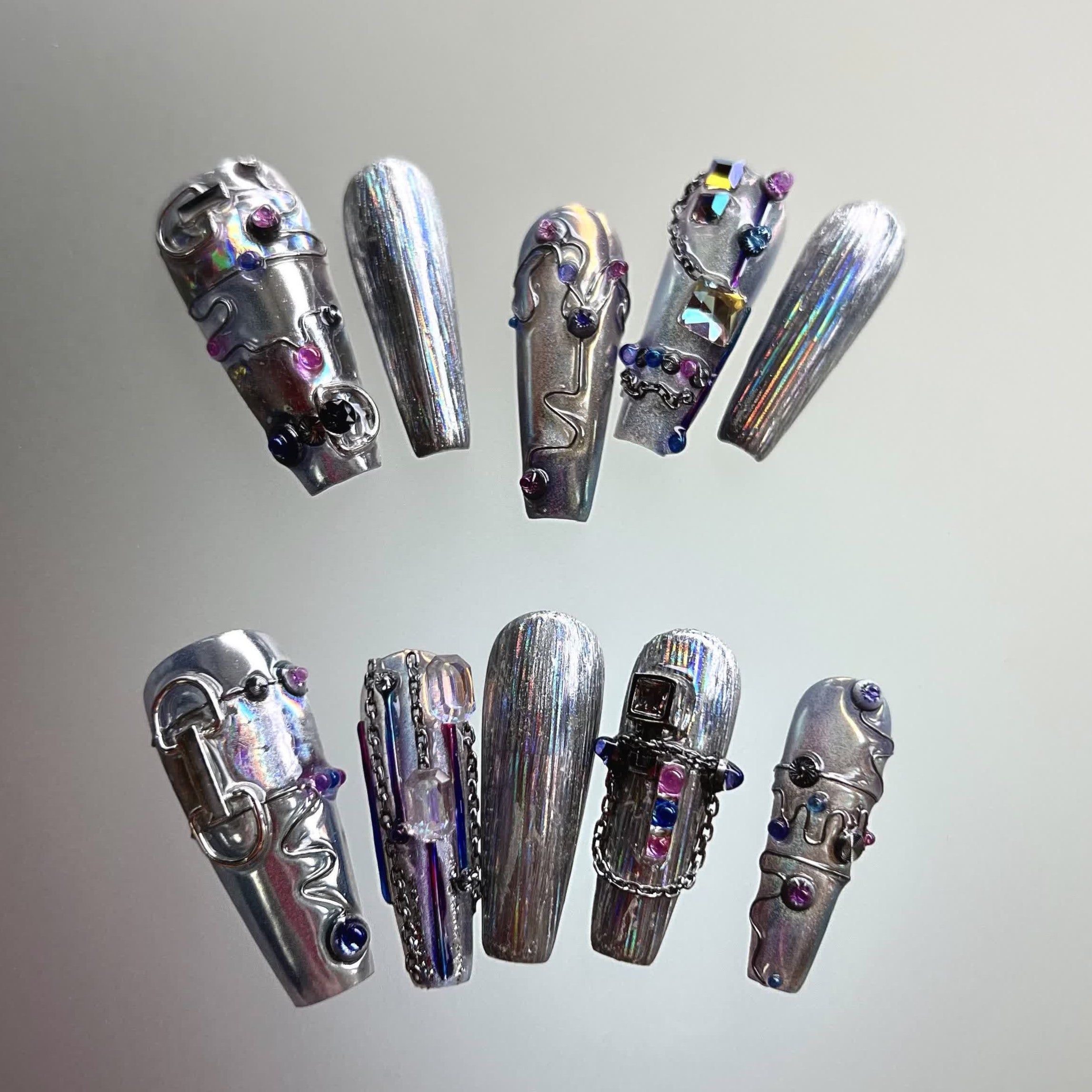 Siva Nail, Holo Chrome Pulse, unghie pressate fatte a mano in stile Avant-Garde